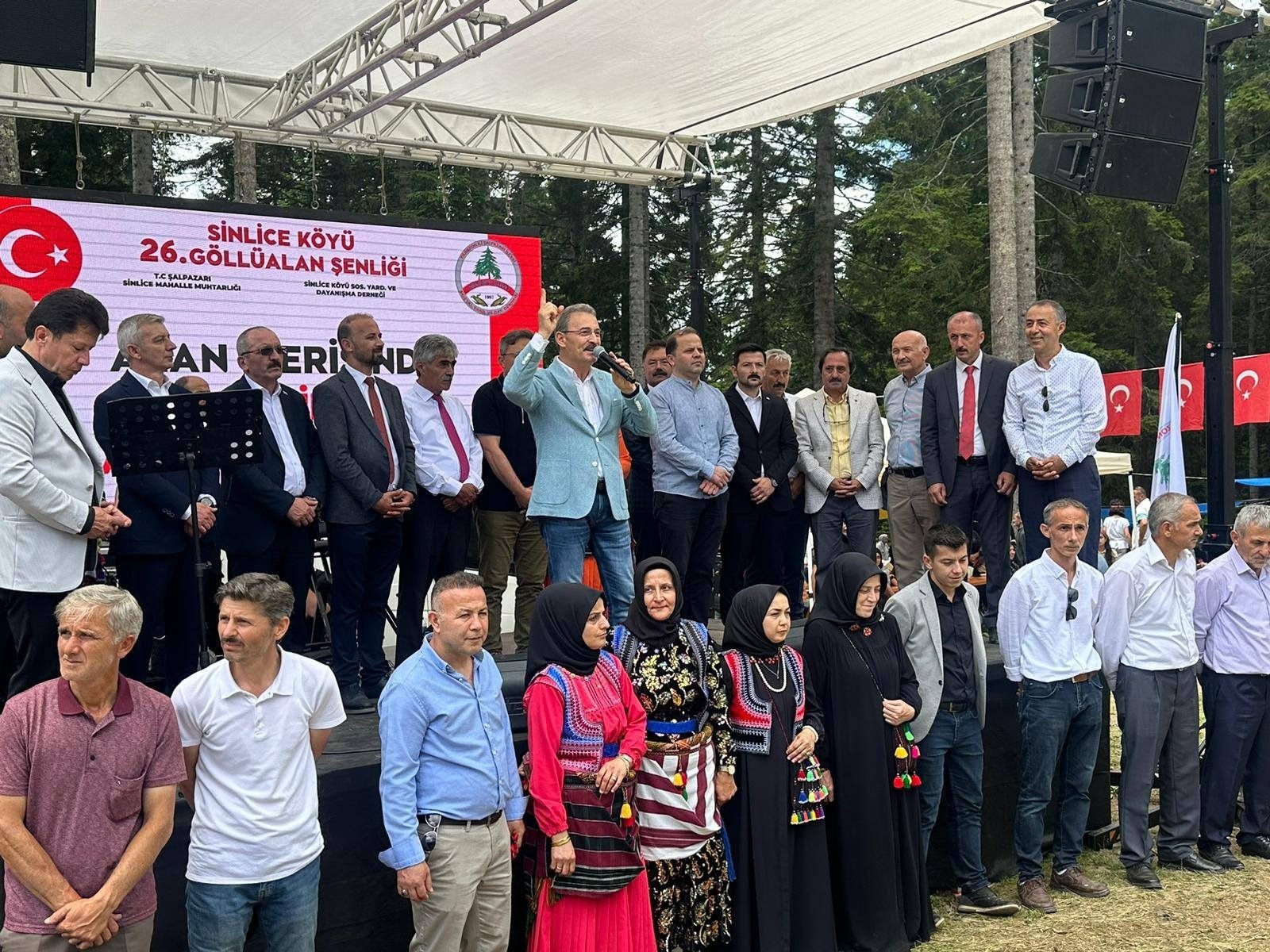 Göllüalan Yaylası Kültürel Buluşma Noktası Oldu
Sinlice Köyü Sosyal Yardımlaşma ve Dayanışma Derneği’nin katkılarıyla gerçekleşen 26. Göllüalan Yayla Şenliği, kültürel değerlerin yaşatıldığı bir buluşma noktası haline geldi. Dernek Başkanı Bahri Erata, konuşmasında şenliğin gelecek kuşaklara aktarılmasının önemine değinerek, “Her yıl artan ilgiyle devam eden bu şenliğin bir gelenek haline gelmesinden büyük mutluluk duyuyoruz. Göllüalan Yayla Şenliği artık sadece bir etkinlik değil, kuşaktan kuşağa aktarılan bir mirastır” dedi.