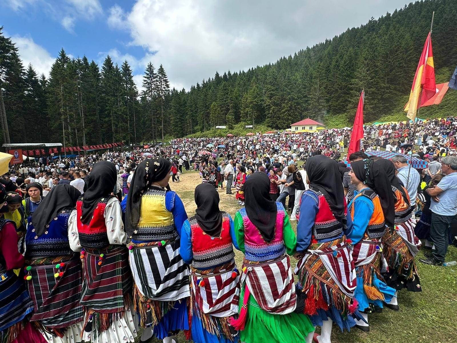 Şalpazarı Belediyesi’nden Destek
Şalpazarı Belediye Başkanı Refik Kurukız, yayla şenliğine katılan vatandaşlara teşekkür ederek, organizasyonun koordineli bir şekilde gerçekleştiğini vurguladı. Kurukız, “Şenliğe ulaşımın sağlıklı bir şekilde sağlanabilmesi için belediyemiz, jandarma, mahalle muhtarlığı ve ilgili derneklerle koordineli çalıştık. Katılımın yoğunluğu bizleri memnun etti. Bu birliktelik kültürel mirasımızın yaşatılmasında büyük bir rol oynuyor” ifadelerini kullandı.
