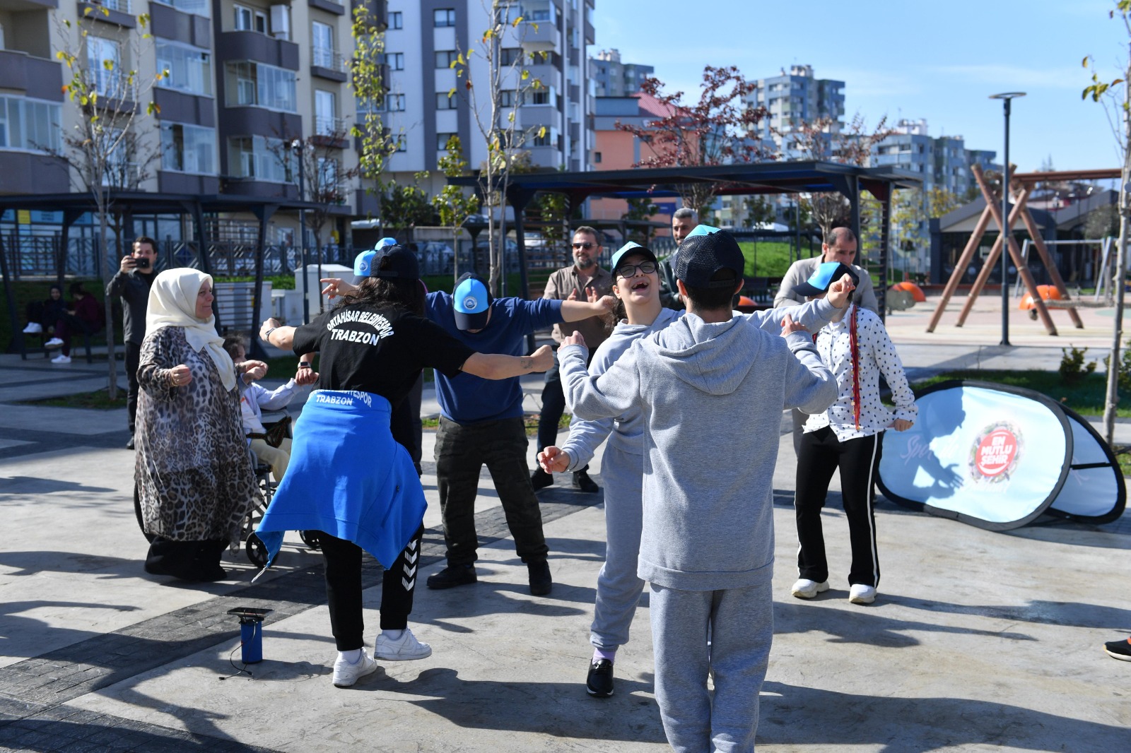 Benzer programların daha sık yapılması talebinde bulunan aileler, “Hem çocuklarımız hem de bizim için çok güzel ve eğlenceli bir gün oldu. Birlikte oyunlar oynadık, spor yaptık. Dayanışmamızı ve kaynaşmamızı artıran bu tür programların daha sık yapılmasını istiyoruz” dedi.