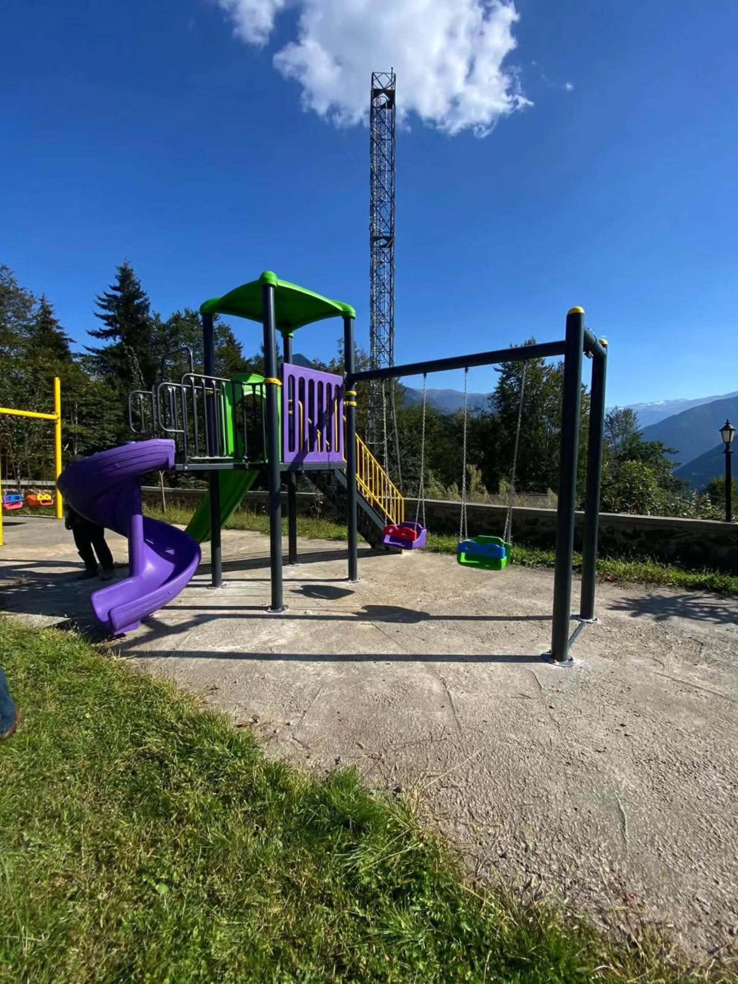 Fitness Salonu Yapımına Başlandı
Belediyenin sosyal alanlara yönelik hizmetlerinden biri olarak fitness salonu yapım çalışmaları resmen başladı. Spor ve sağlıklı yaşamı teşvik etmeyi amaçlayan bu proje, ilçe sakinlerine kapalı alanda spor yapma imkânı sunacak.
Kamusal Alanlara Kamelya ve Çevre Düzenlemesi
Yoğun kullanım alanlarında çevre düzenleme faaliyetleri devam ediyor. Özellikle okul, hastane ve lojman çevrelerinde kamelya imalatları tamamlandı. Bu alanlar artık daha işlevsel ve estetik bir görünüme kavuşurken, vatandaşlara dinlenme alanı olarak da hizmet verecek.