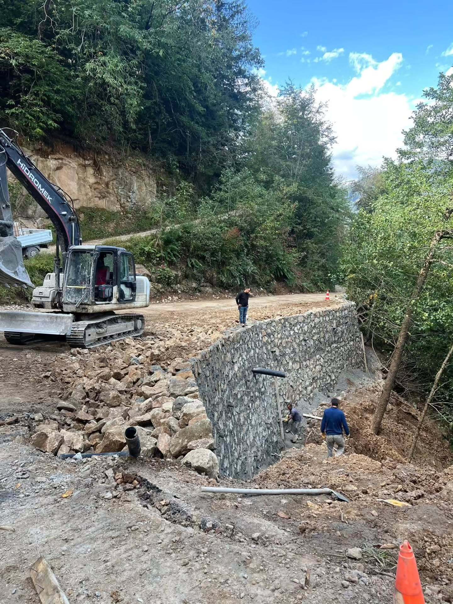 Parke ve Yol Altyapı Çalışmaları
Karaçam Mahallesi'nde parke taşı döşeme çalışmaları sona erdi. Aynı zamanda Demirkapı Mahallesi ana ulaşım yolunda menfez uzatma çalışmaları devam ediyor. Bu adımlar, hem mahalle içi ulaşımı kolaylaştıracak hem de yol güvenliğini artıracak.
