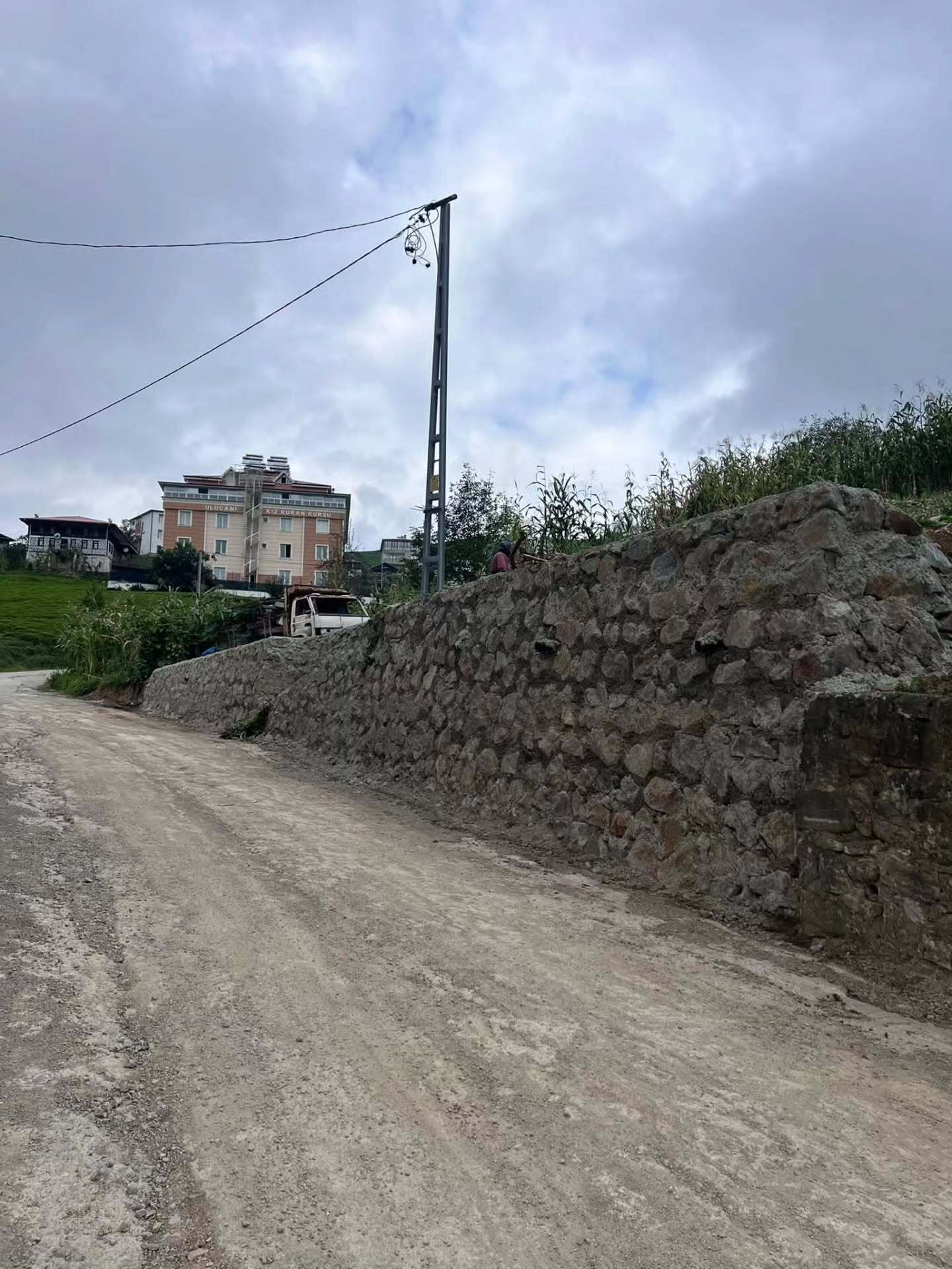 Bariyer, Korkuluk ve Çocuk Parkı Projeleri
İlçe genelinde sürdürülen güvenlik ve sosyal alan projeleri kapsamında, Soğanlı, Maraşlı, Uzungöl, Çambaşı ve Aşağıkumlu mahallelerinde bariyer ve korkuluk montajı tamamlandı.