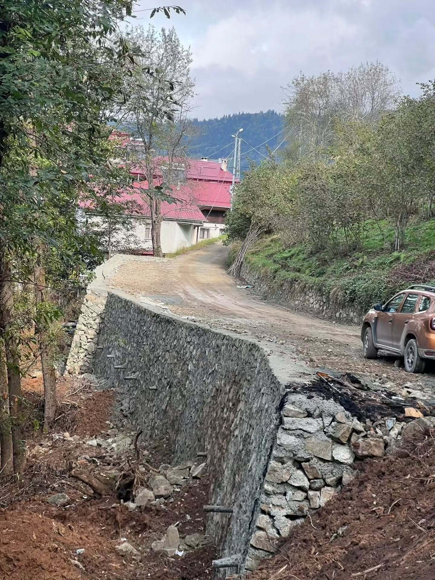 Mahalle Mahalle Altyapı Atağı
Çaykara Belediyesi, mahalle bazlı çalışmalarıyla da dikkat çekiyor.
Demirkapı Mahallesi’nde 9 ayrı noktada,
Kabataş Mahallesi’nde 3 ayrı noktada,
Çambaşı Mahallesi’nde 3 ayrı noktada,