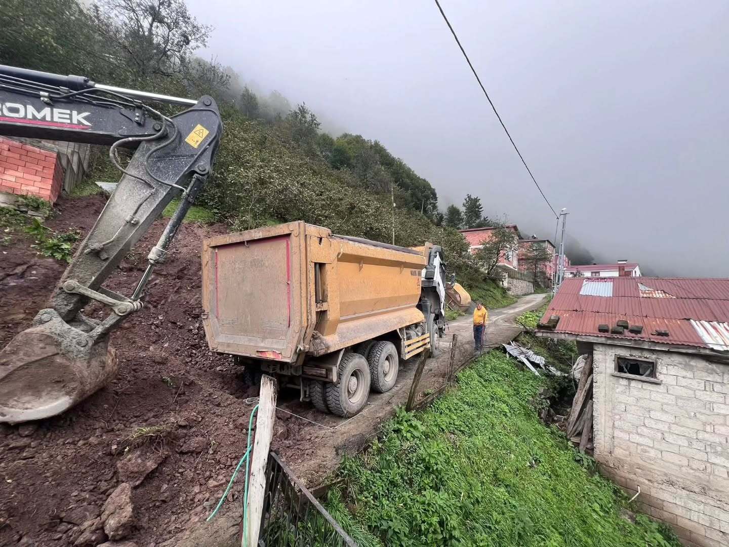 Uzungöl-Elmalı, Ulucami, Koldere, Soğanlı ve Arpaözü mahallelerinde taş istinat duvarı çalışmaları başarıyla tamamlandı.
Bu çalışmalar özellikle heyelan ve erozyon riskini azaltarak altyapı güvenliğini güçlendiriyor.