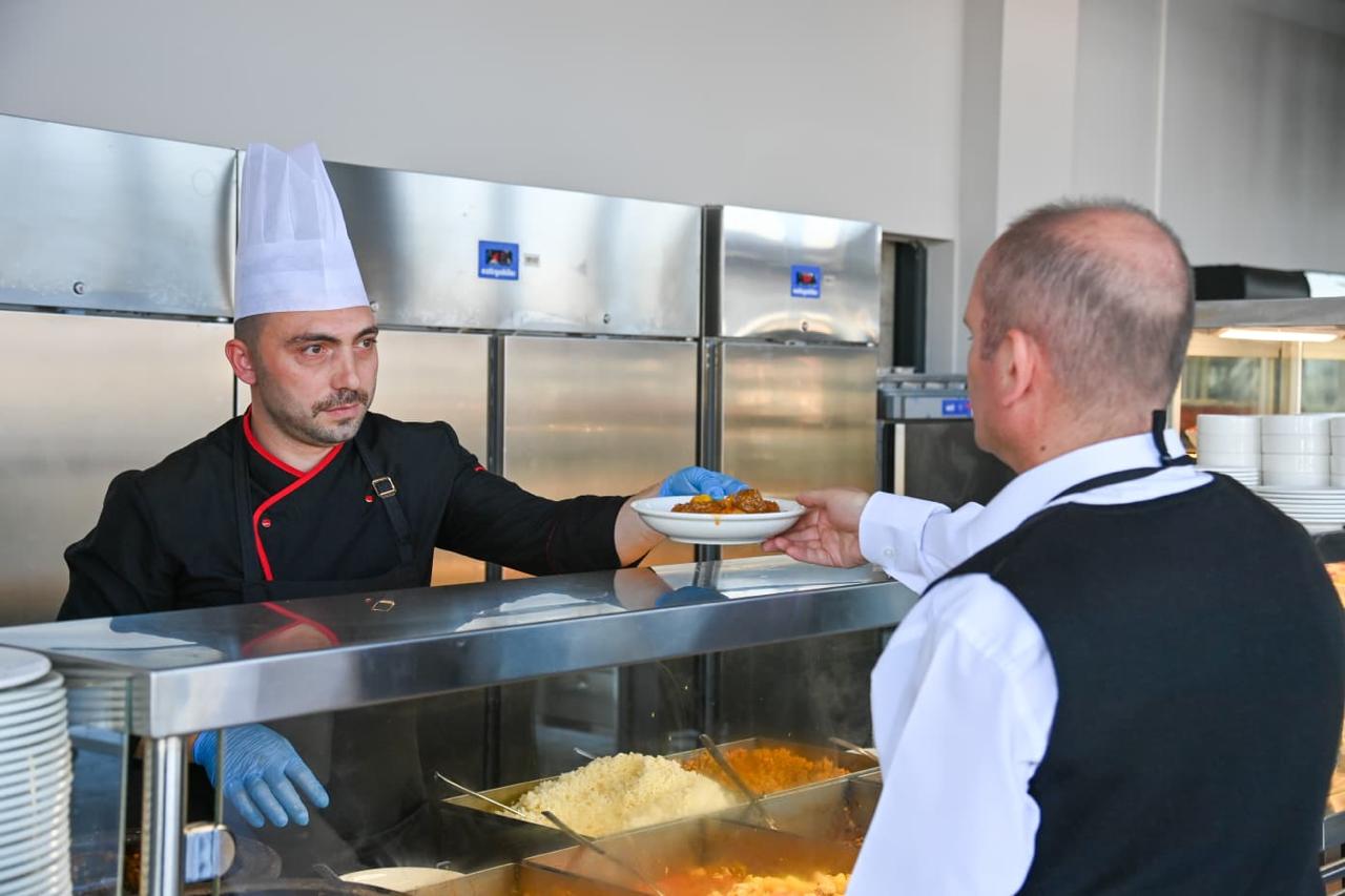 “Açıldığı günden bu yana vatandaşlarımızdan büyük ilgi gören tesisimizde, her gün özenle hazırlanan menülerle hem hijyenik hem de ekonomik bir hizmet sunuyoruz. "