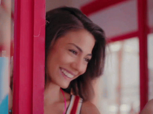Çağatay Ulusoy ve Demet Özdemir, Eşref Rüya için Cannes’da! Tarzlarıyla Göz Kamaştırdılar