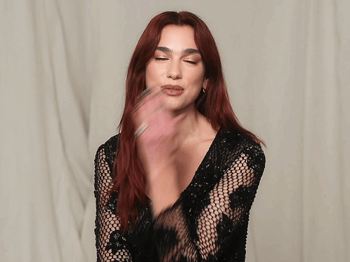 Dua Lipa Los Angeles Konserinde Cesur Sahne Kıyafetleriyle Dikkat Çekti