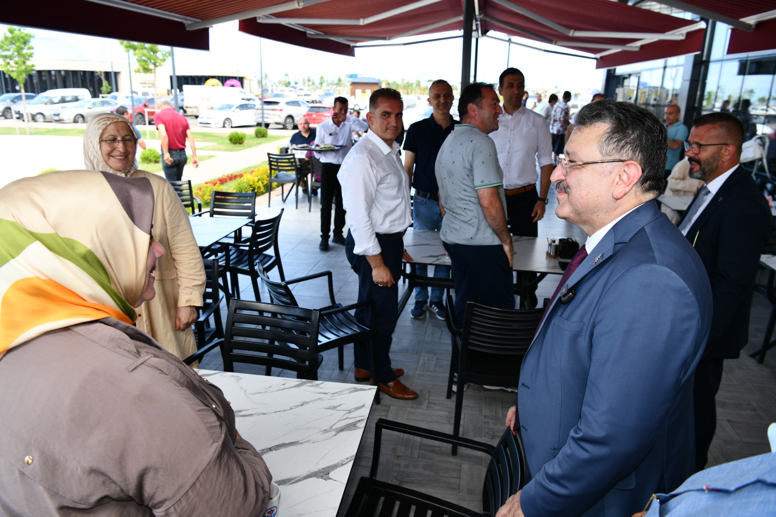 Trabzon Büyükşehir Belediyesi'nin, vatandaşların daha uygun fiyatlarla kaliteli hizmet alabilmesi amacıyla 7 Temmuz 2025 tarihinde hizmete açtığı Esnaf Lokantası yoğun ilgi görüyor.