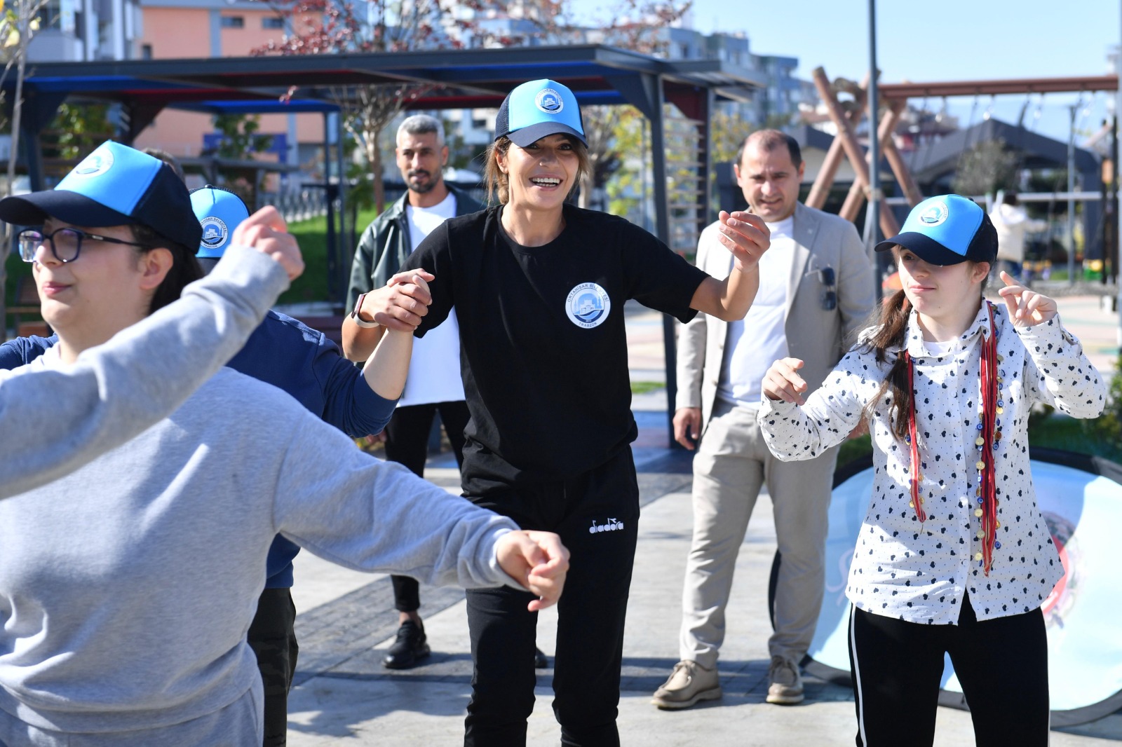 Ortahisar Belediyesi’nin toplumun her kesimine yönelik hizmetleri sürüyor. Bu kapsamda özel gereksinimli bireylerin, aileleriyle birlikte eğlenceli vakit geçirebilmesi için Gençlik ve Spor Hizmetleri Müdürlüğü tarafından Sağlıkçılar Parkı’nda bir etkinlik düzenlendi.