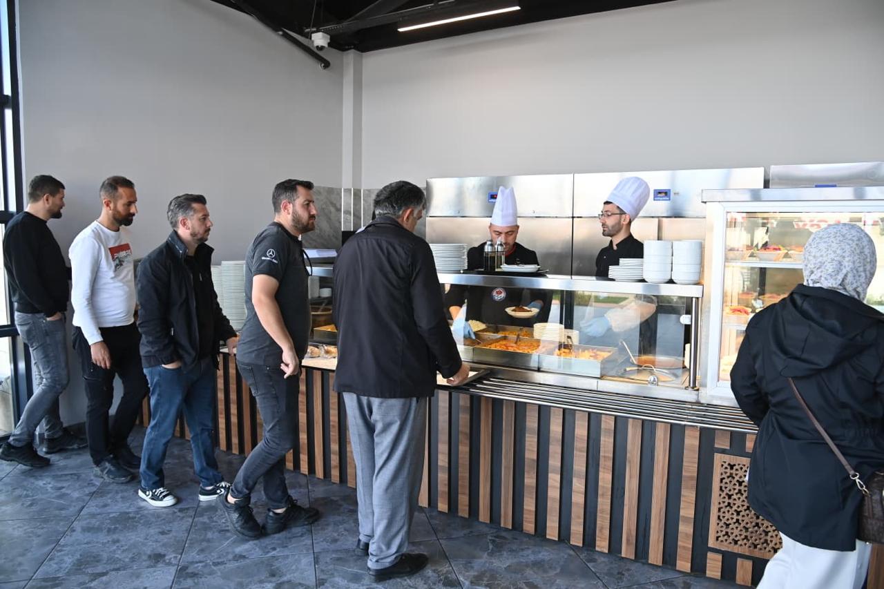 Pazarkapı Yaşam Alanı içerisinde yer alan lokantadan 3 ayda 49 bin 171 kişi yararlandı. Pazar günü hariç 08.00-20.00 saatleri arasında hizmet veren Esnaf Lokantası’nda her gün çorbalar ve tatlılar dışında 10 ile 15 farklı ana yemek hazırlanıyor.