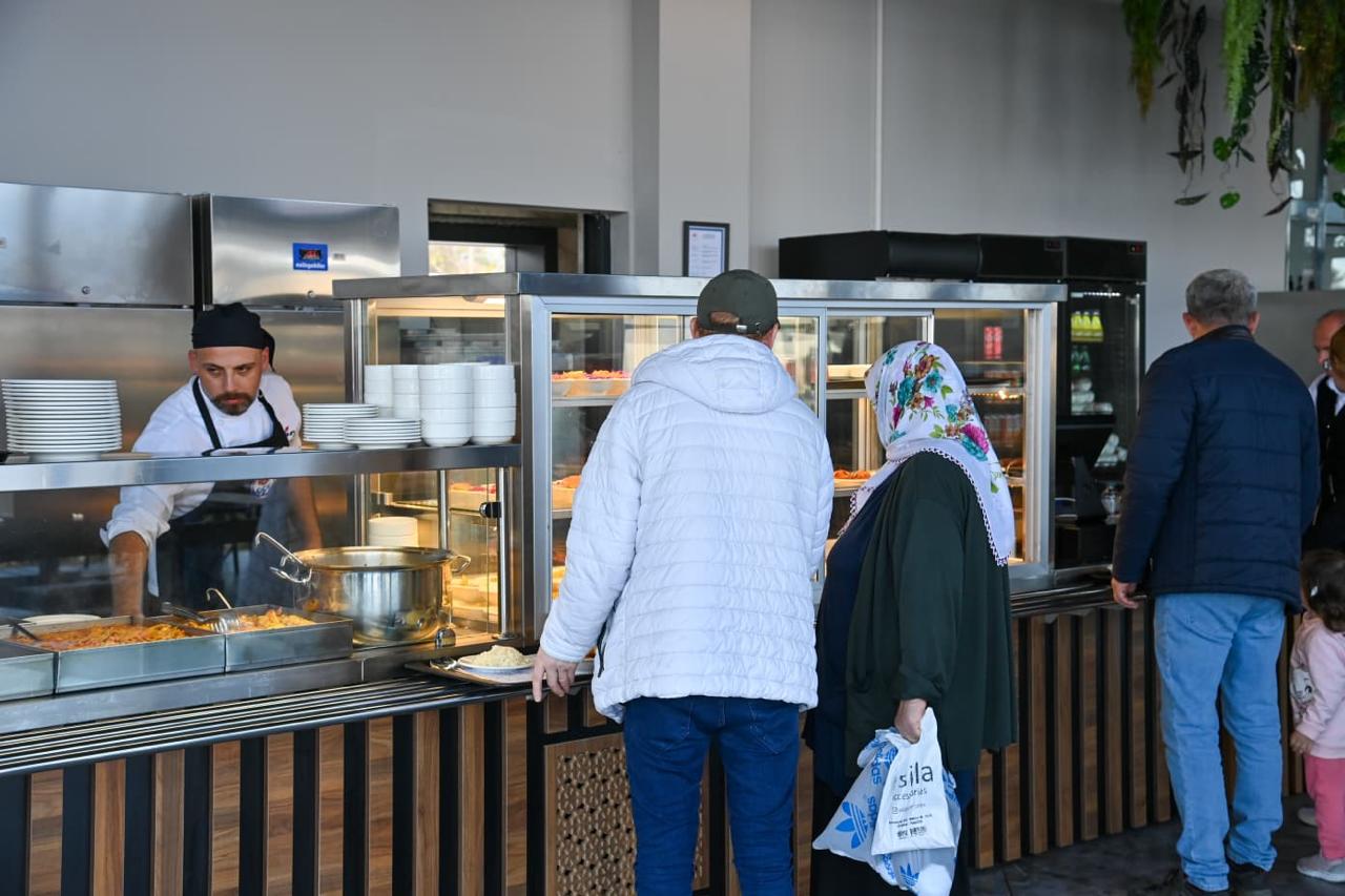 Uygun fiyatları ve lezzetli menüleriyle dikkat çeken lokanta, piyasa koşullarına göre oldukça ekonomik ücretlerle vatandaşlara hizmet sunuyor.