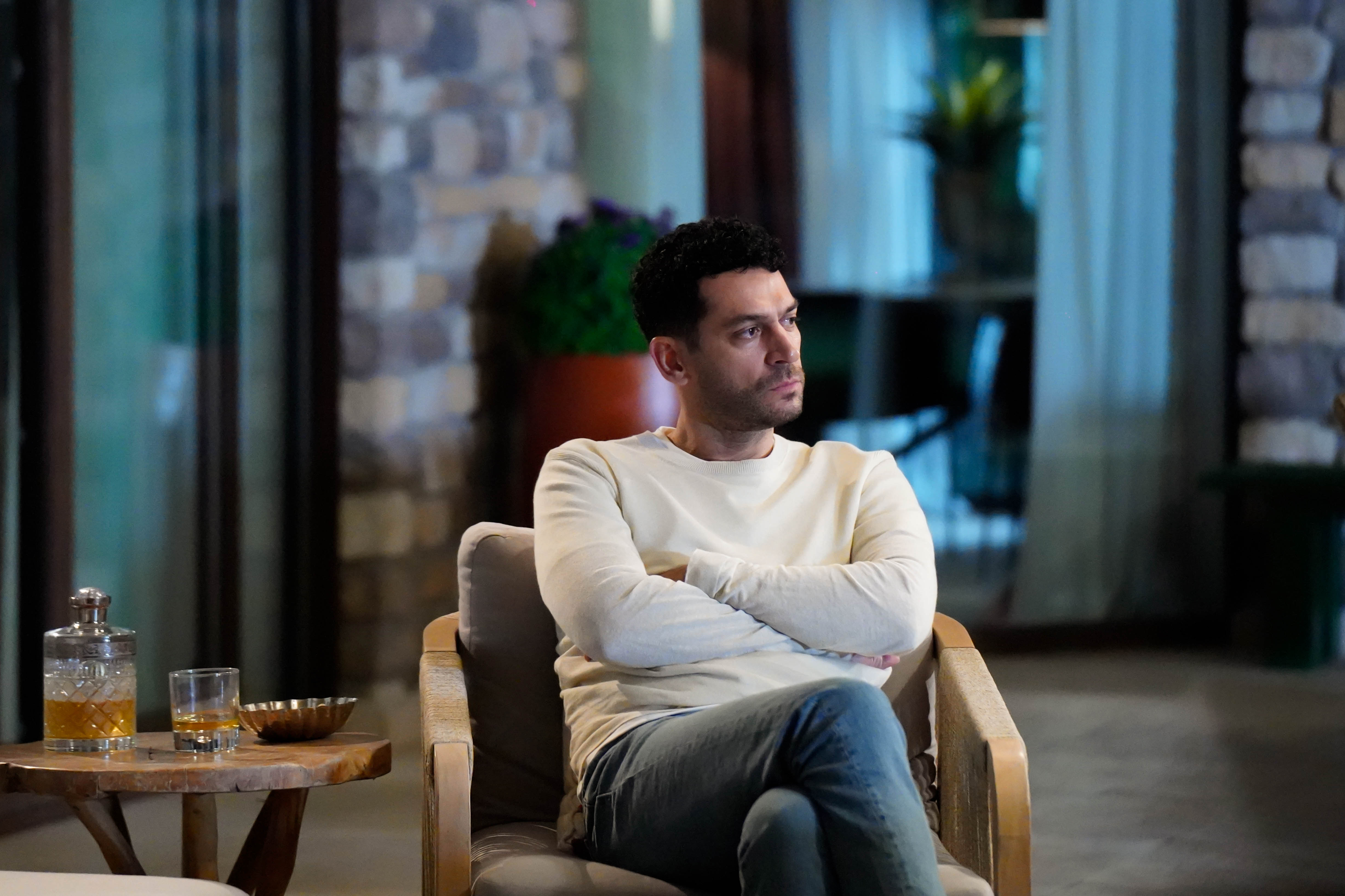 Cannes’da düzenlenen dünyanın en prestijli televizyon içerik fuarı MIPCOM 2025’te de dikkatleri üzerine çeken “Güller ve Günahlar”da, Serhat’ın kestiği racon unutulmaz anlar arasına girdi. Serhat’ın, ortağı Tibet’e (Kaan Çakır) ihaleden çekildiğini açıkladığı sahnede gerilim tavan yaptı. Ortağının tehdidine boyun eğmeyen Serhat, dik duruşu ve karizmasıyla güçlü bir imaj çizdi. Eşi Azra’ya (Aleyna Solaker) uyguladığı psikolojik şiddetle dizide gerilimi tırmandıran Cihan’ın (Serdar Orçin), Tibet’le (Kaan Çakır) gizli ortak olduğunun ortaya çıkması, ilerleyen bölümlerde yaşanacak çatışmanın ipucu oldu.