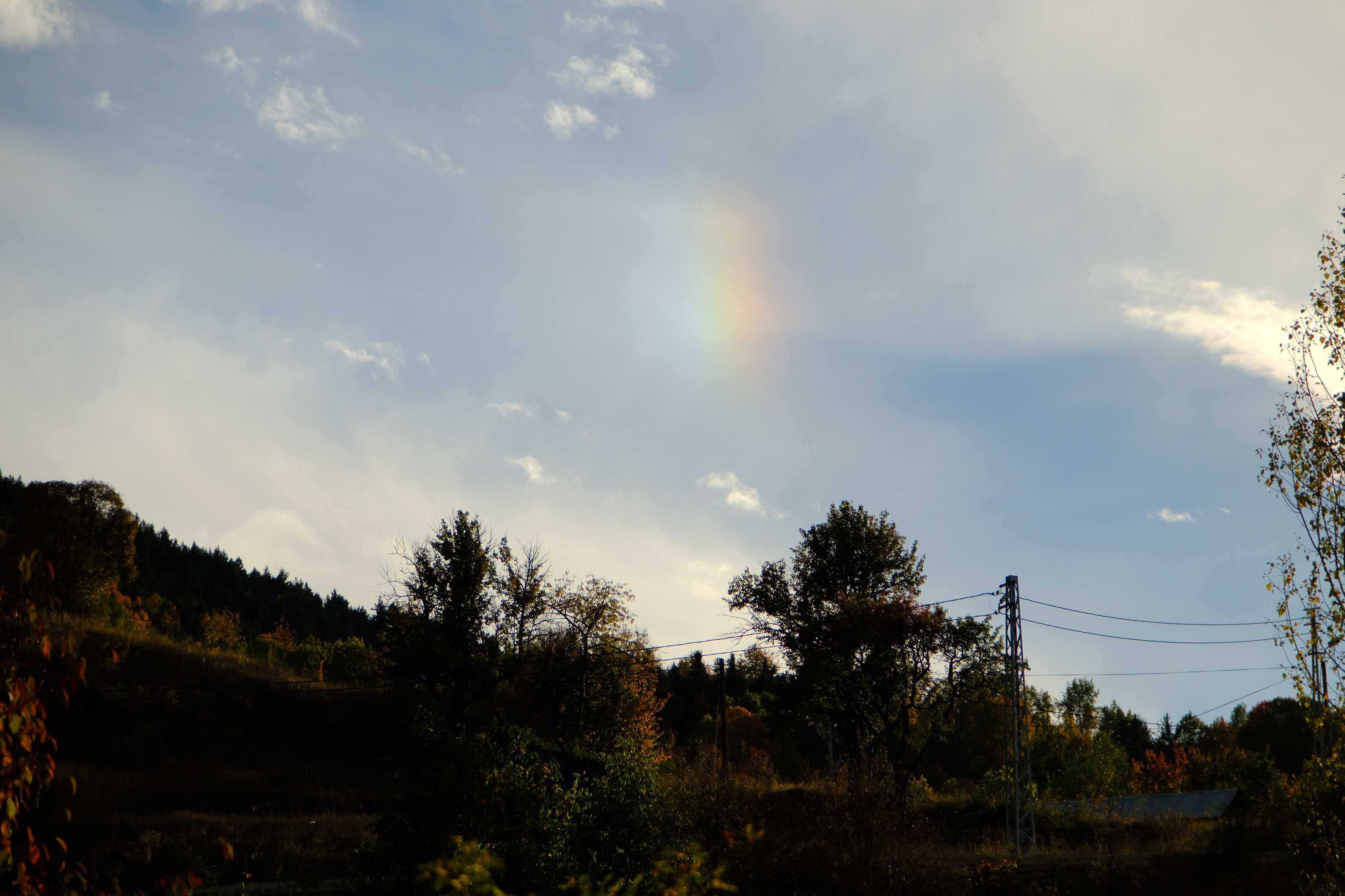 “İsviçre Alpleri’ni andırıyor”
Bölgeyi gezmek için gelen doğaseverlerden Burak Soydaş, manzarayı şu sözlerle anlatıyor:
“Burası enteresan bir yer. Doğa adeta rengarenk. 3.333 metre rakımlı Artabel ve Abdalmusa dağları beyaz örtüyle kaplanmış. İsviçre Alplerini andırıyor. Doğa fotoğrafçıları için çok özel bir alan. Bugün biz de geldik, fotoğraflarımızı çektik, çayımızı içtik. Doğada huzur var.”