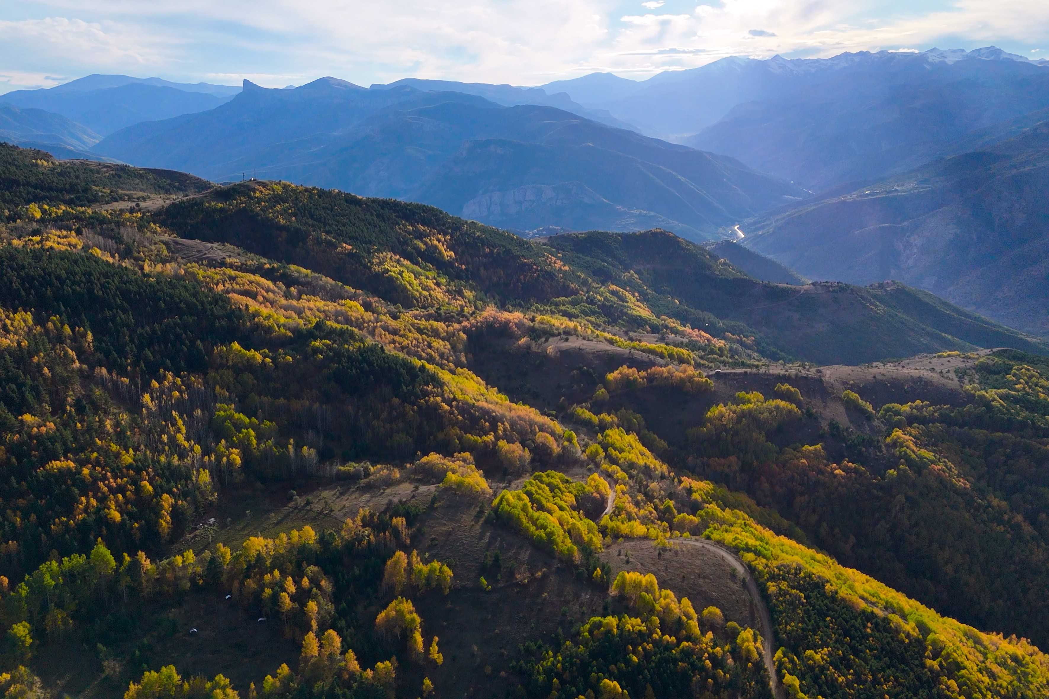 Gümüşhane’de sonbahar, Ekim başından Kasım sonuna kadar etkisini sürdürüyor. Bu da doğa tutkunlarına daha uzun süre bu eşsiz atmosferi yaşama imkânı sunuyor. Her köşesinde ayrı bir renk tonuyla karşılaşmak mümkün olan kent, bu yönüyle Türkiye’deki sonbahar turizmi açısından oldukça özgün bir konuma sahip.