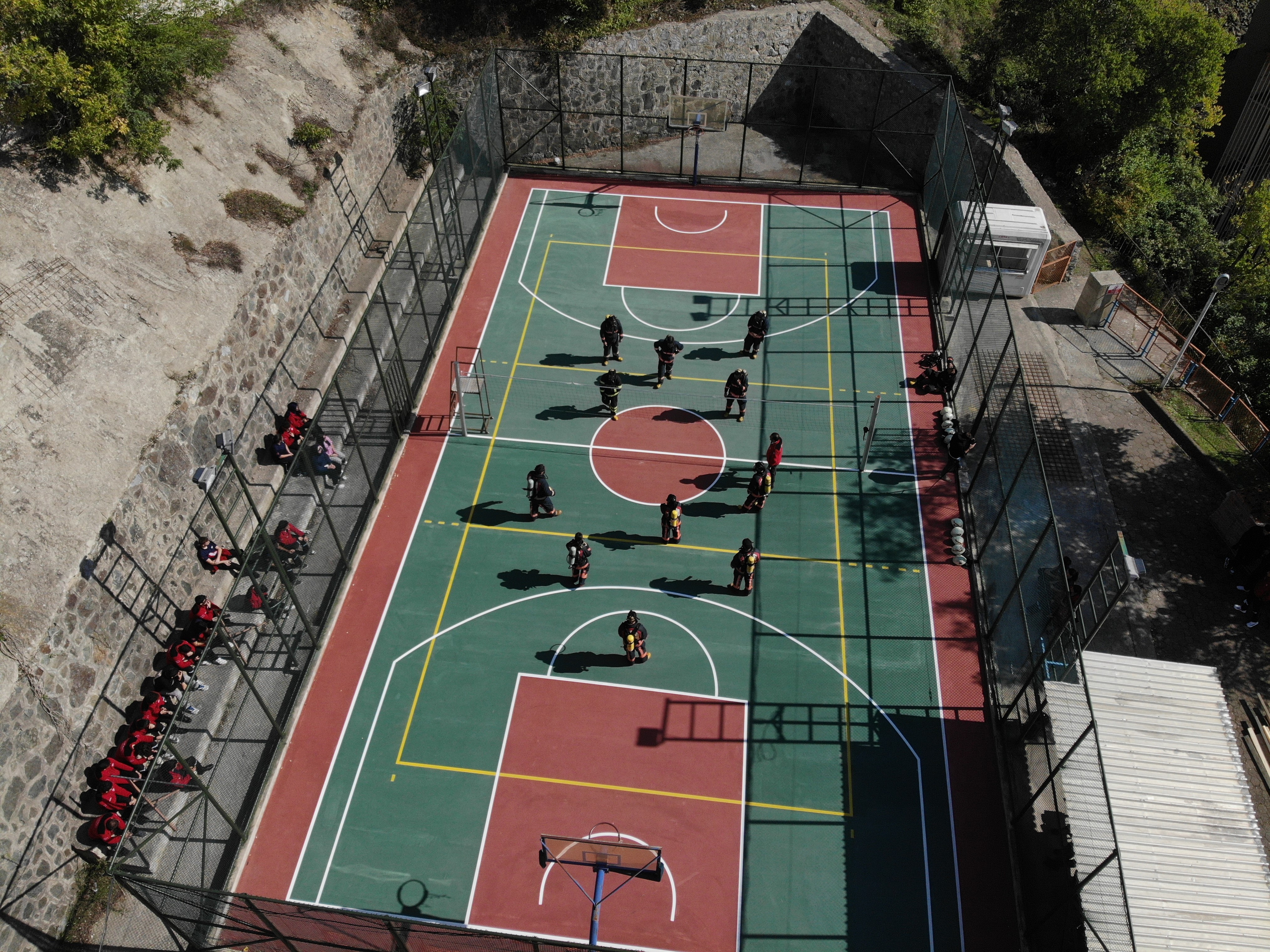 Gümüşhane Üniversitesi Kürtün Meslek Yüksekokulu (MYO) Sivil Savunma ve İtfaiyecilik Programı’nda uygulamalı saha eğitimleri dikkat çekiyor. Program kapsamında öğrenciler, itfaiye personelinin yangınlarda kullandığı Nomex tipi ısıya dayanıklı kıyafetler ve oksijen tüpleriyle eğitim alıyor.