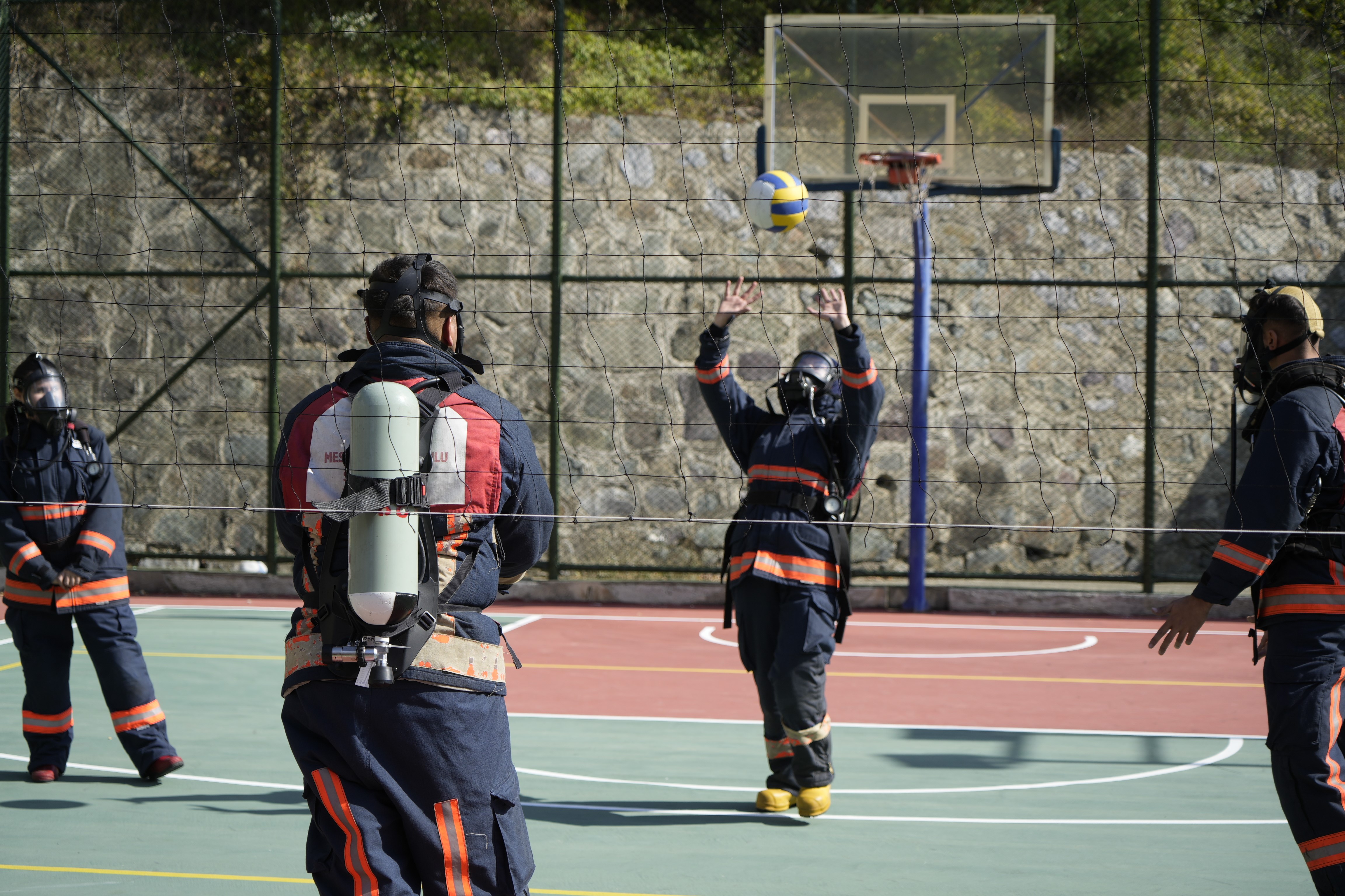 Gümüşhane’de İtfaiyeci Adayları 20 Kilo Ekipmanla Voleybol Oynadı