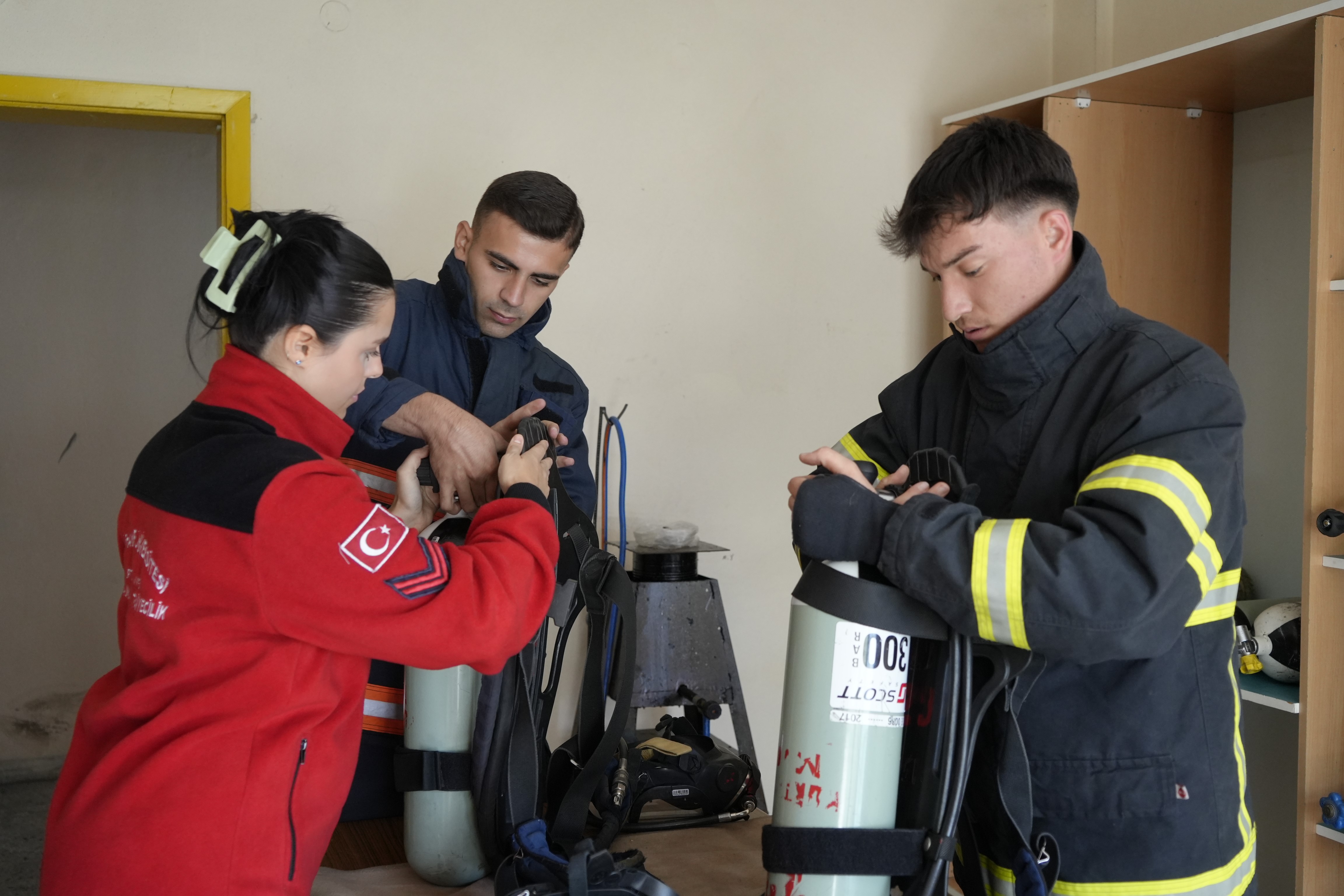 Gümüşhane’de İtfaiyeci Adayları 20 Kilo Ekipmanla Voleybol Oynadı