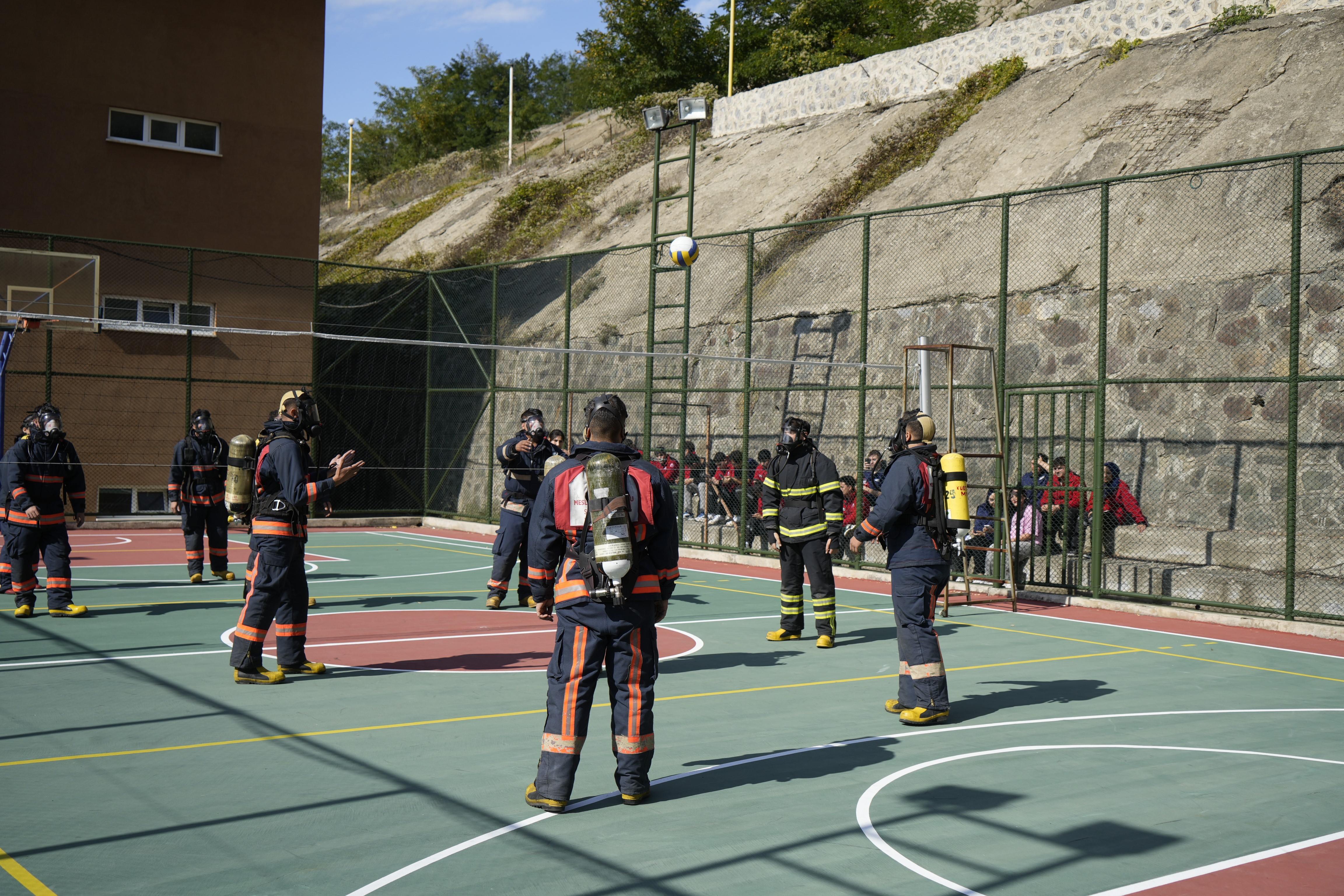 Eğlenerek öğreniyorlar
Etkinlik, öğrencilerin sadece fiziksel değil, mental dayanıklılıklarını da artırmayı hedefliyor. Eğitim boyunca kullanılan temiz hava solunum cihazlarının kullanım süresi, öğrencilerin kontrollü nefes almayı öğrenmesine olanak tanıyor. Tüm bu çalışmalar, öğrencilerin gerçek yangın ortamlarına hazır hale gelmesi için önemli bir hazırlık süreci sunuyor.