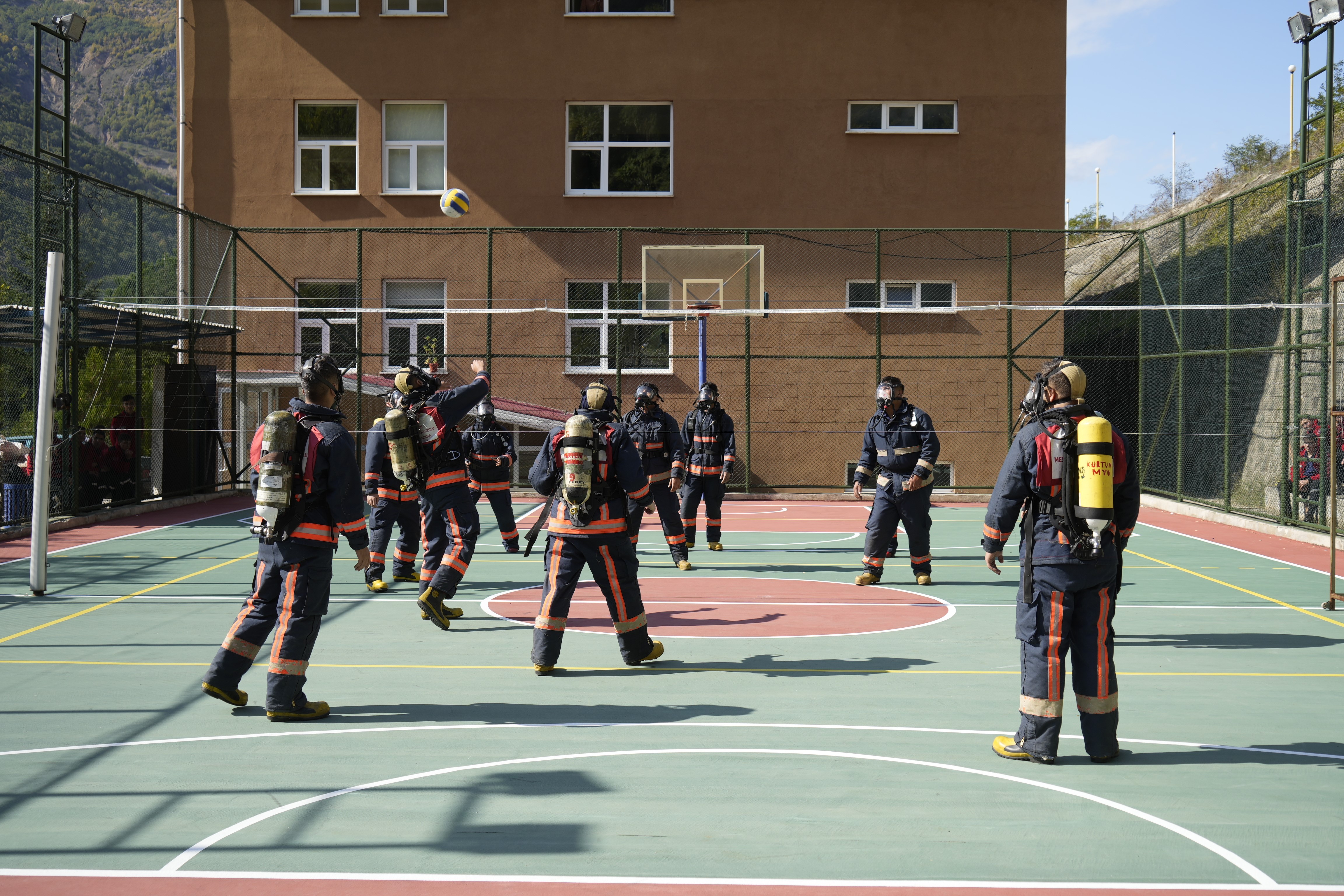 “Gerçek bir deneyim gibi”
Bir diğer öğrenci Şaban Gökçen de uygulamanın gerçek bir yangın ortamına hazırlanmak için çok değerli olduğunu söyledi:
“Yangına girerken de tüpümüz var ve efor sarf ediyoruz. Bu etkinlikte hem nefesimizi kontrol etmeyi hem de enerjimizi doğru kullanmayı öğrendik. Elbiselerimiz yaklaşık 20 kilo. Zorlanıyoruz ama biz itfaiyeciyiz, bu bizim işimiz.”