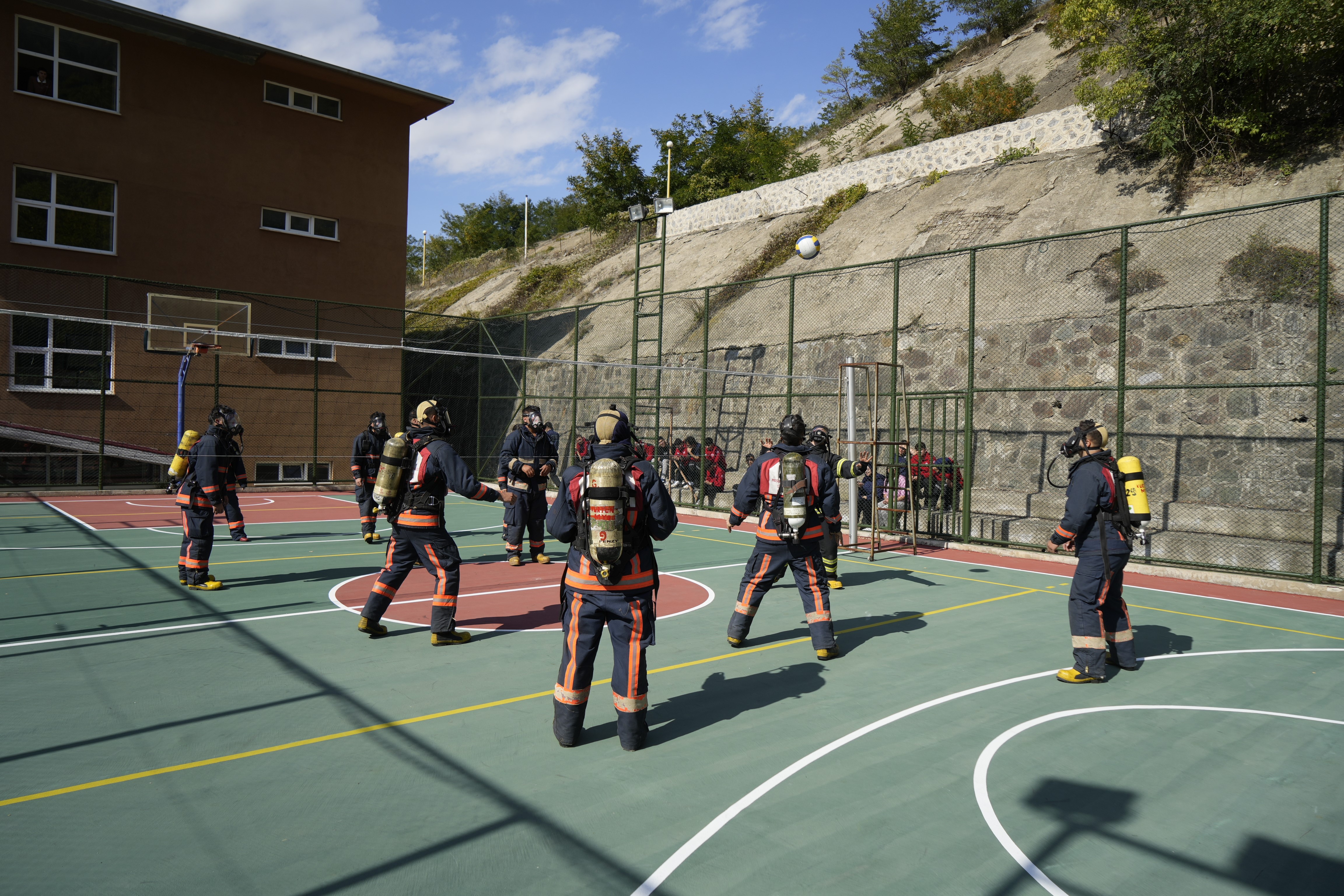“Bu mesleği seçtik, alışmak zorundayız”
İtfaiyecilik eğitimi alan 2. sınıf öğrencisi Berfin Arslan, kadın bir öğrenci olarak başta çekinse de şimdi kendine güven duyduğunu belirtti:
“Burada erkeklerle aynı eğitimi alıyoruz. Hocamız bizden kıyafetlerle voleybol oynamamızı istedi. Bu, yangında tüp kontrolünü nasıl yapmamız gerektiğini anlamamıza yardımcı oldu. Ağırlıklarla zor oluyor ama biz bu işi yapacağız, alışmak zorundayız.”