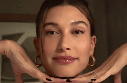 Hailey Bieber Paris Moda Haftası’nda Cesur Stiliyle Gündemde