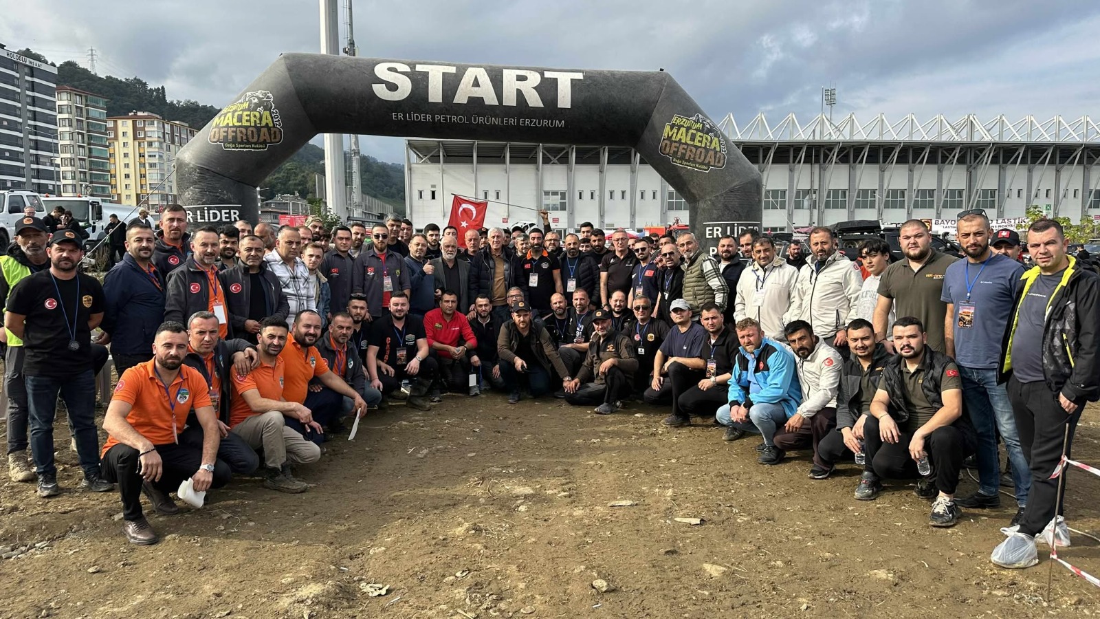 Trabzon’un Of ilçesi, hafta sonunda adrenalin dolu bir organizasyona ev sahipliği yaptı. Of Kaymakamlığı, Of Belediyesi ve Of Off-Road Spor Kulübü’nün iş birliğiyle hayata geçirilen 1. Of Off-Road Festivali, hem sporculara hem de izleyicilere unutulmaz anlar yaşattı. İlçe stadyumunun yanında, deniz kıyısında oluşturulan yaklaşık 2 kilometrelik özel pistte düzenlenen yarışlara Türkiye’nin dört bir yanından 80 off-road aracı katıldı. Çamurlu parkur, zorlu engeller ve coşkulu kalabalık, Of’ta spor ve turizmi bir araya getirdi.