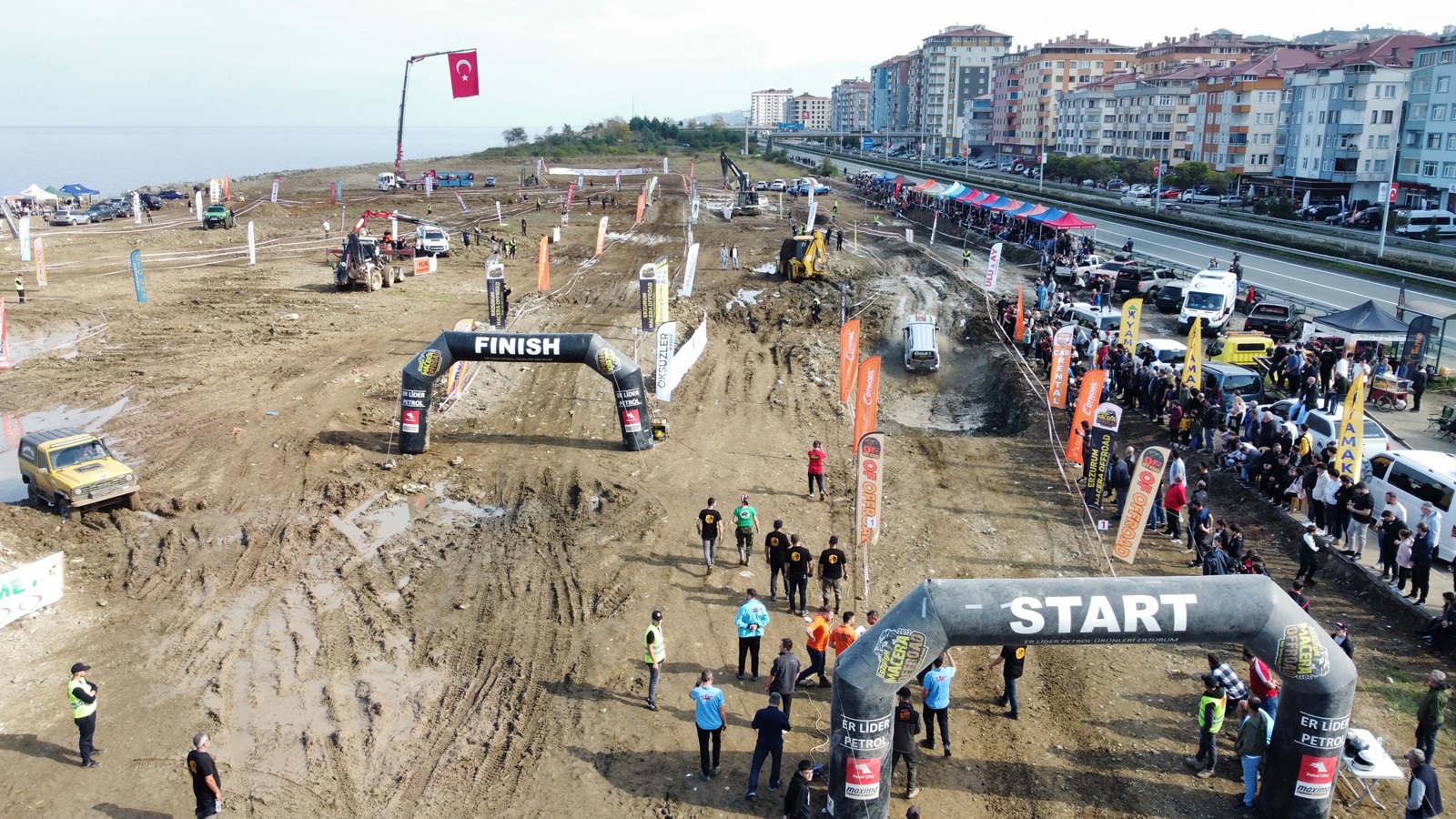 Spor turizmine yeni bir soluk
Festival yalnızca yarışanlar için değil, izlemeye gelen yerel halk ve çevre illerden gelen konuklar için de dopdolu bir deneyim sundu. Karadeniz’in eşsiz doğasında geçen yarışlar, bölgenin spor turizmi potansiyelini de gözler önüne serdi. Otel ve esnafa katkı sağladığı belirtilen organizasyon, ekonomik hareketliliği de beraberinde getirdi. Yetkililer, bu gibi etkinliklerin yalnızca sportif yönüyle değil, kültürel ve ekonomik etkileriyle de önem taşıdığını vurguladı.