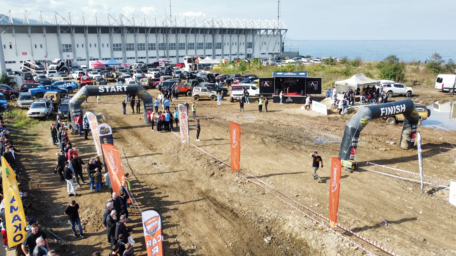 Sporcular Türkiye'nin dört bir yanından geldi
Of Off-Road Spor Kulübü Başkanı Mehmet Ali Şahin, festivalin organizasyon sürecine dair detayları paylaştı. Giresun ile Artvin arasındaki bölgede bu çapta bir organizasyonun ilk kez yapıldığını belirten Şahin, “Sivas, Tokat, Amasya, Erzurum, Elbistan gibi şehirlerden çok sayıda araç geldi. Katılım beklentimizin üzerindeydi. Bu ilgi, festivali her yıl tekrarlamak adına bizleri motive etti” dedi. Şahin ayrıca destek veren kurumlara teşekkür ederek, etkinliğin geleneksel hale gelmesi için çalışacaklarını söyledi.