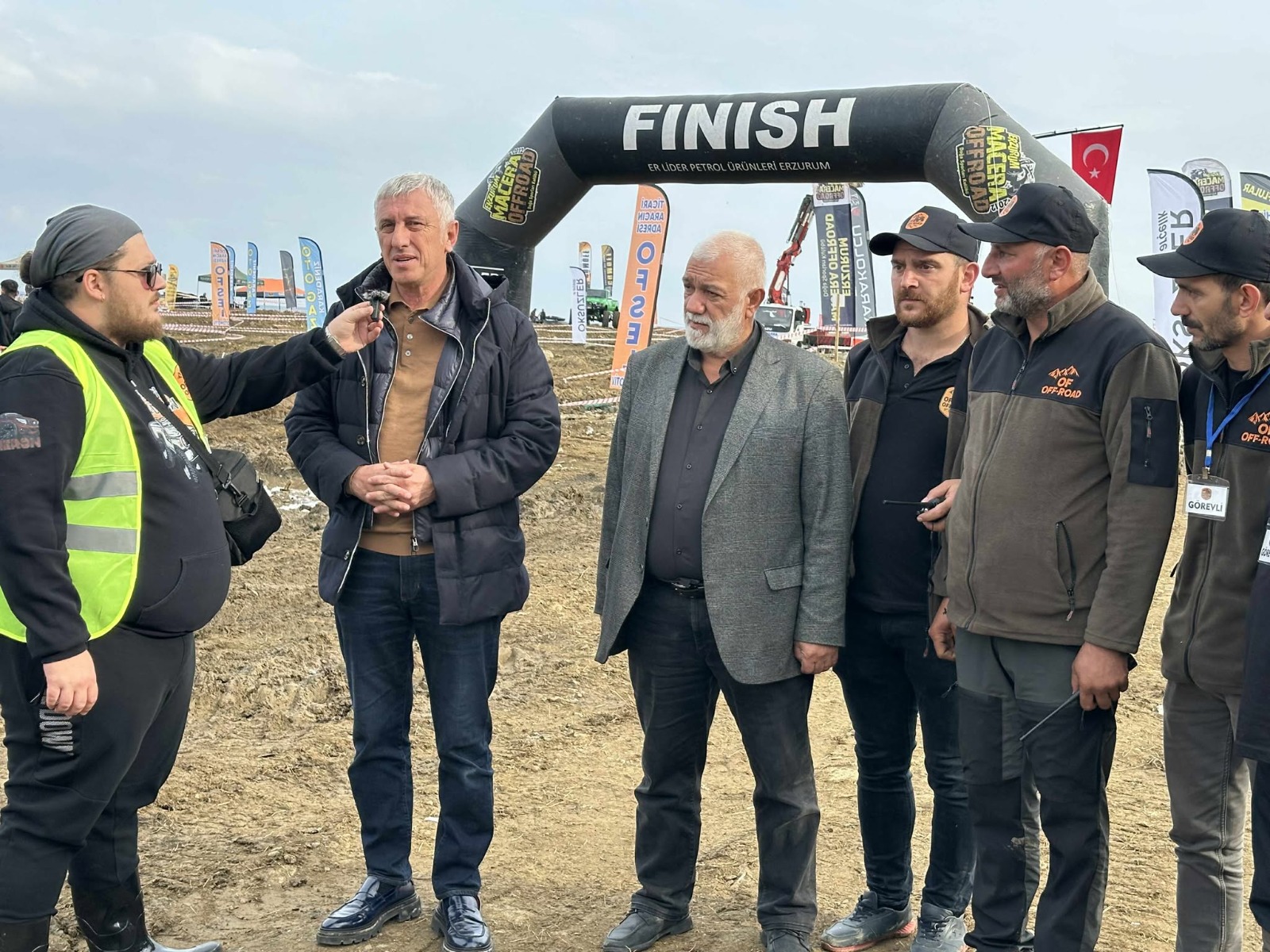 Çamurlu pistte kıyasıya mücadele
Festival kapsamında oluşturulan 2 kilometrelik pistte beş farklı kategoride yarışlar düzenlendi. Rampalar, su geçişleri, çukurlar ve keskin virajlardan oluşan parkurda pilotlar hem zamana karşı yarıştı hem de araçlarının dayanıklılığını sergiledi. Araçların çamur içinde verdiği mücadele ve sürücülerin ustalık dolu hamleleri izleyenleri adeta büyüledi. Bazı araçlar arızalanarak yarışı tamamlayamazken, iş makineleri yardımıyla pist dışına alındı. Seyirciler, lastiklerin çamura saplandığı anlardan fırlayan sıçramalara kadar her saniyeyi coşkuyla takip etti.