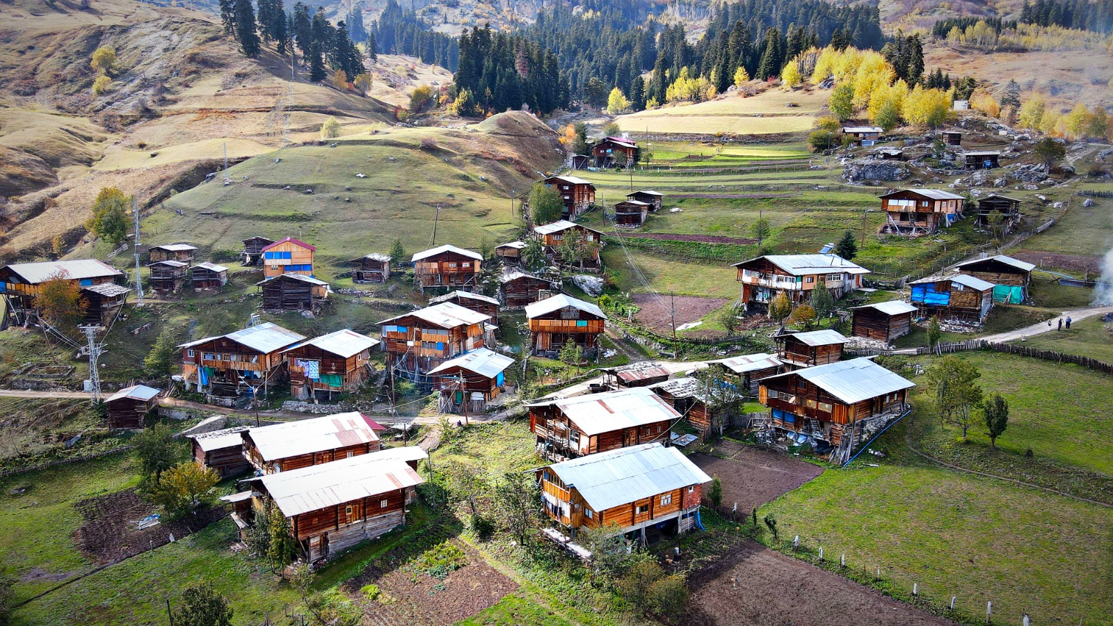 Artvin’in Şavşat ilçesinde, deniz seviyesinden yaklaşık 1900 metre yükseklikte yer alan Maden köyü, geçmişten günümüze taşınan ahşap mimarisiyle dikkat çekiyor. Doğal güzellikleri, tarihi dokusu ve otantik yapılarıyla her geçen gün daha fazla ziyaretçi çeken köy, beton yapıların hızla yayıldığı günümüzde geleneksel mimarisine sıkı sıkıya sarılıyor. Bölge halkı, atalarından kalan bu kültürel mirası yaşatmak için el birliğiyle çalışıyor. Maden köyü, sadece doğa tutkunlarının değil, kültürel mirasa saygı duyan herkesin ilgisini çeken bir durak haline gelmiş durumda.