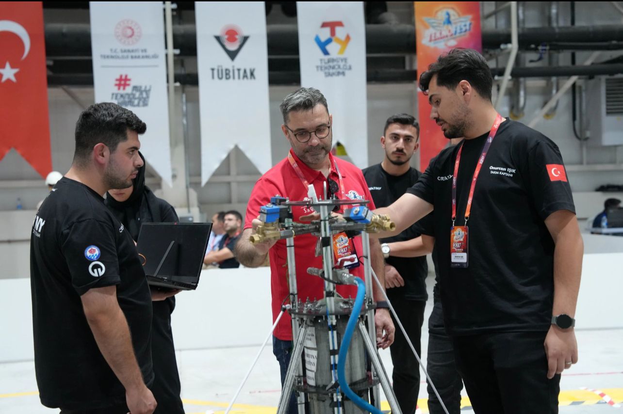 “Ülkemizin ve şehrimizin geleceği olan gençlerimizin bilimsel, sosyal ve kültürel çalışmalarını önemsiyor ve destekliyoruz. Teknoloji kulüplerine teknik ekipman, malzeme ve lojistik destek sağlıyoruz. Sosyal kulüpler ise çevre bilinci, kültürel paylaşım ve gönüllülük temalı projelerle aktif çalışıyor. Ayrıca KTÜ ile öğrenciler adına iş birliği protokolü hazırlığı içerisindeyiz. Gençlerle kurduğumuz samimi iletişim, belediyemizin kapsayıcı ve destekleyici yaklaşımının bir göstergesidir. Gençlerimizin yollarını açmaya devam edeceğiz.”