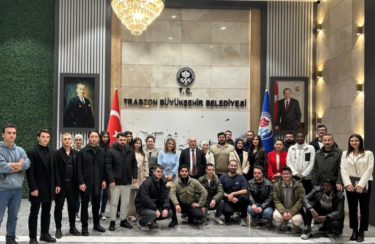 Öğrenci Kulüpleri Destek Birimi’ne gelen gençler yalnızca destek değil, danışmanlık ve rehberlik konusunda da iletişim kurabiliyor. Büyükşehir’in bu yaklaşımı, Trabzon’daki gençlik hareketlerine yön veriyor.