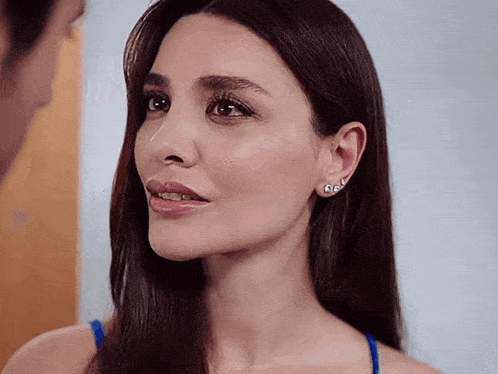 Hazal Filiz Küçükköse estetik iddialarına ikiziyle verdiği pozla yanıt verdi