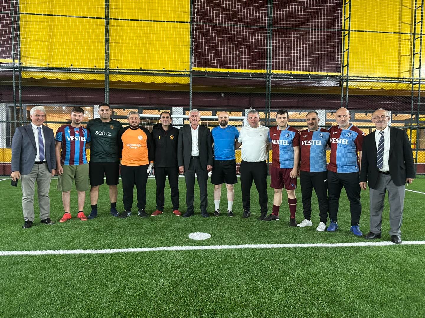 Ofspor'un yenilenen halı sahası, protokol üyeleri ve sporseverlerin katılımıyla törenle açıldı. Başkan Sarıalioğlu, tesisin gençler için önemli bir kazanım olduğunu söyledi.