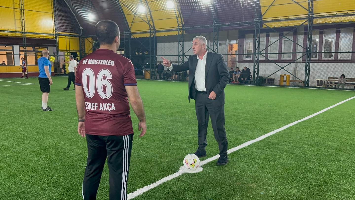 Ofspor'un yenilenen halı sahası, düzenlenen görkemli bir törenle sporseverlerin hizmetine sunuldu. İlçede spor altyapısına verilen önemin yeni bir göstergesi olan tesisin açılış töreni, hem protokol üyelerinin hem de çok sayıda sporseverin katılımıyla gerçekleşti.