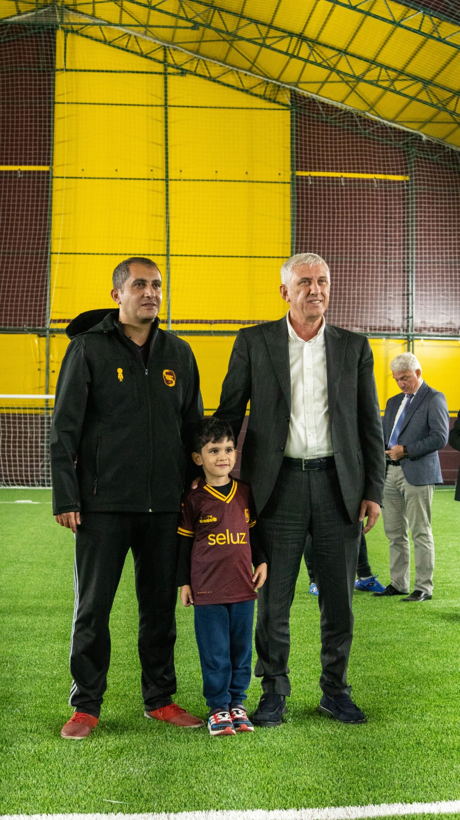 Ofspor Halı Sahası'nın hizmete açılması, ilçede sporun gelişimi adına atılmış önemli bir adım olarak değerlendiriliyor. Yeni tesis, özellikle amatör futbol faaliyetlerinin daha modern ve düzenli bir ortamda yapılmasına olanak tanıyacak.