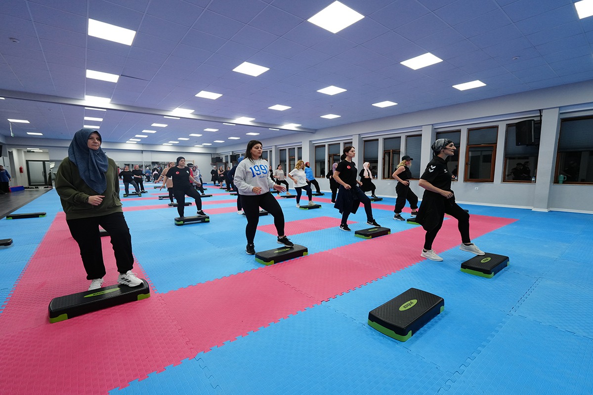 Akçaabat Belediyesi’nin Pilates Kurslarına Yoğun İlgi! Kadınlar Güne Enerjik Başlıyor