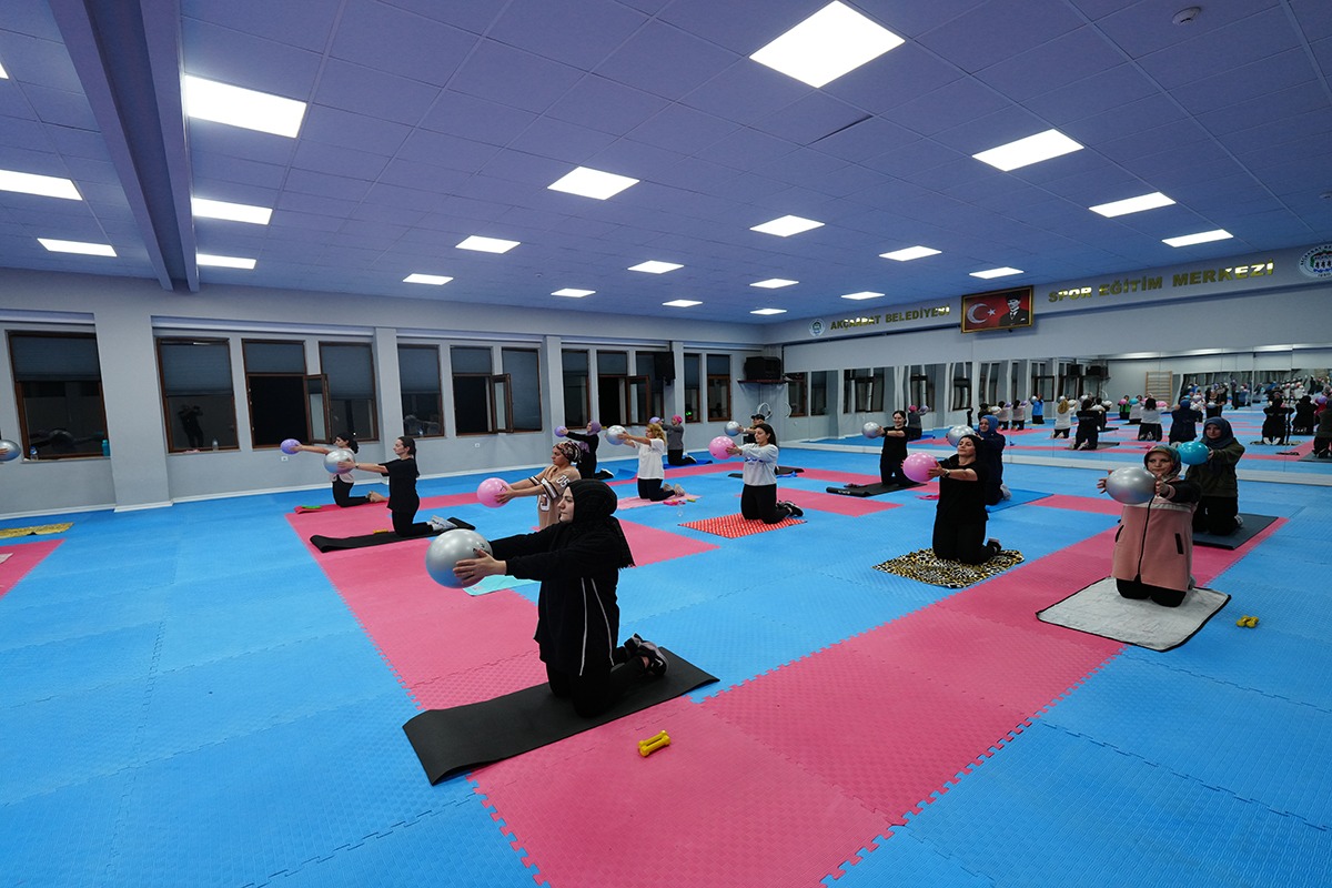 Akçaabat Belediyesi tarafından yıllardır düzenli olarak sürdürülen pilates kursları, kadınların sosyal hayatta daha aktif olmalarına ve sağlıklı bir yaşam sürmelerine önemli katkı sağlıyor. Belediye bünyesinde ücretsiz olarak verilen kurslara katılan kadınlar, sabahın erken saatlerinde bir araya gelerek profesyonel eğitmenler eşliğinde egzersiz yapıyor; güne zinde, enerjik ve motivasyon dolu başlıyor.