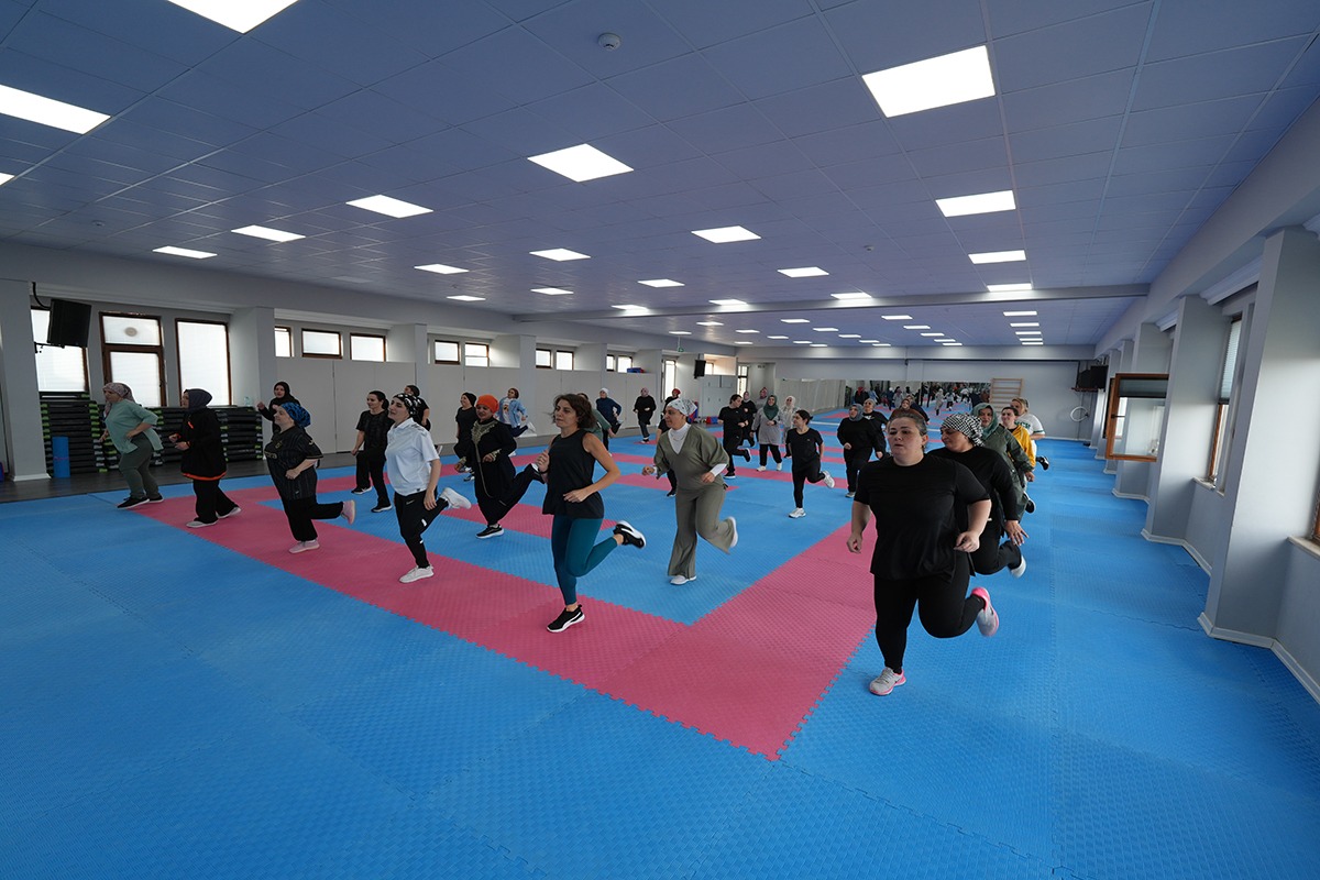 Sporun bir yaşam biçimi haline gelmesi için çalışmalarımızı sürdürüyor, özellikle hanım kardeşlerimizin faydalanabileceği yeni spor kurslarını da planlıyoruz. Çünkü biz biliyoruz ki hanım kardeşlerimizin mutluluğu için çalışıyoruz; onlar memnun ve mutlu ise biz de doğru yoldayız.