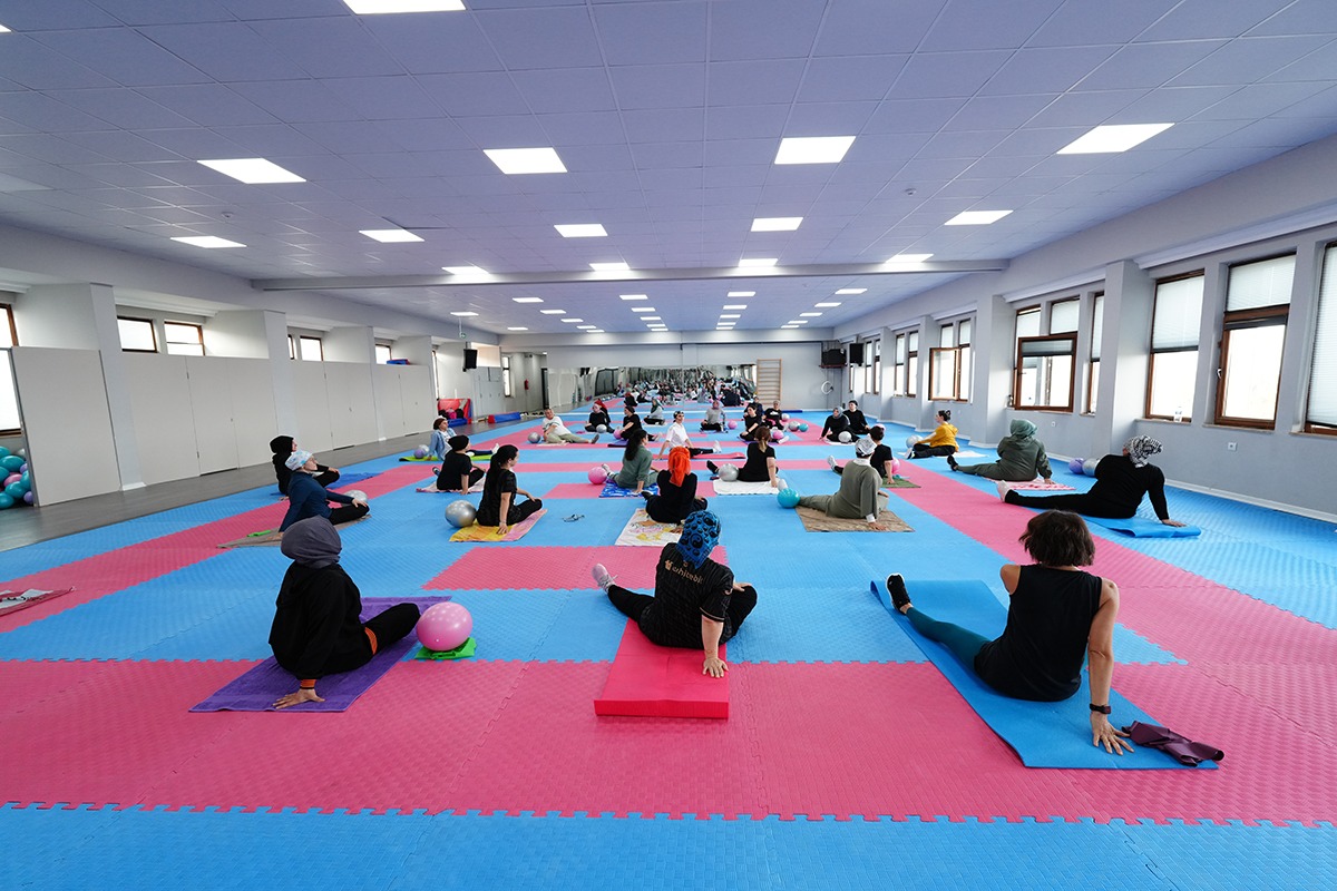 Akçaabat Belediyesi’nin yıllardır aralıksız olarak düzenlediği pilates kursları, haftanın belirli günlerinde belediyeye ait spor salonlarında ücretsiz olarak gerçekleştiriliyor. Katılım sağlamak isteyen kadınlar, belediyenin spor işleri müdürlüğünden detaylı bilgi alarak kurslara kayıt yaptırabiliyor.