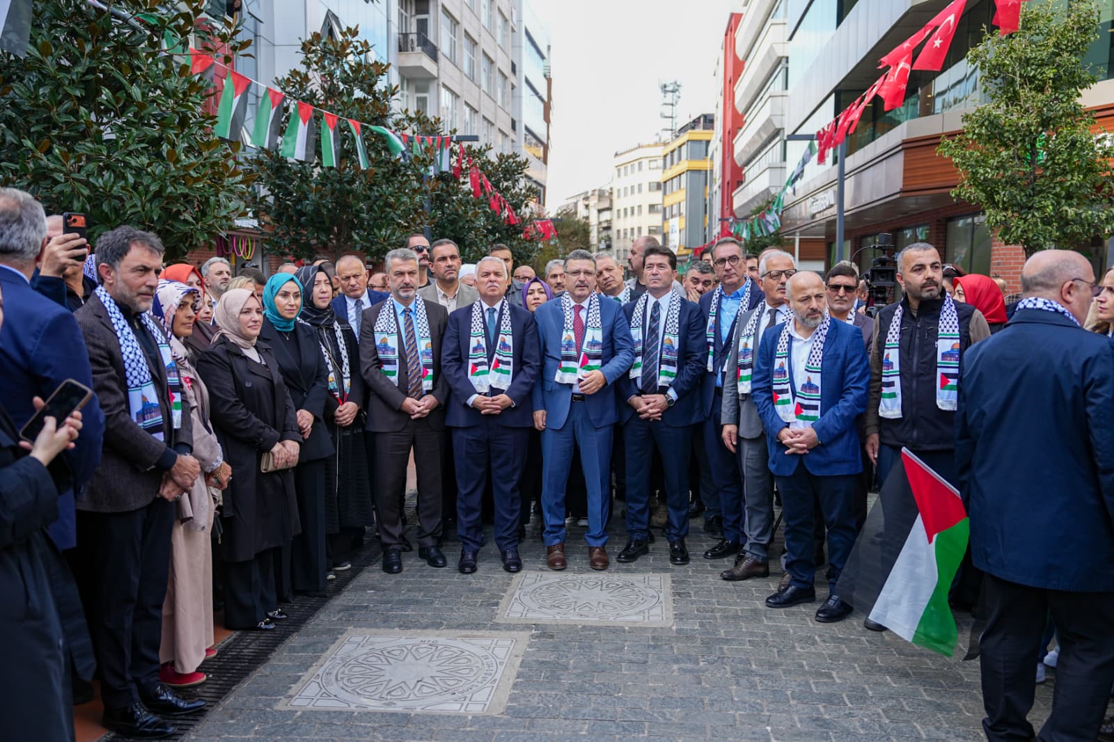 “Büyük Önderimiz Gazi Mustafa Kemal Atatürk bunu çok güzel ifade etmişti; ‘Yurtta barış, dünyada barış’ demişti. Biz sadece kendi topraklarımızda değil, dünyanın her yerinde barış olması gerektiğine inanıyoruz. Ve bu barışa katkı vermek istiyoruz, katkı vermek zorundayız. Türk milleti yüce gönüllü bir millettir. O nedenle sadece bizim huzurumuz değil, çevremizdeki komşularımızın da bütün insanlığın barışı da çok önemlidir.