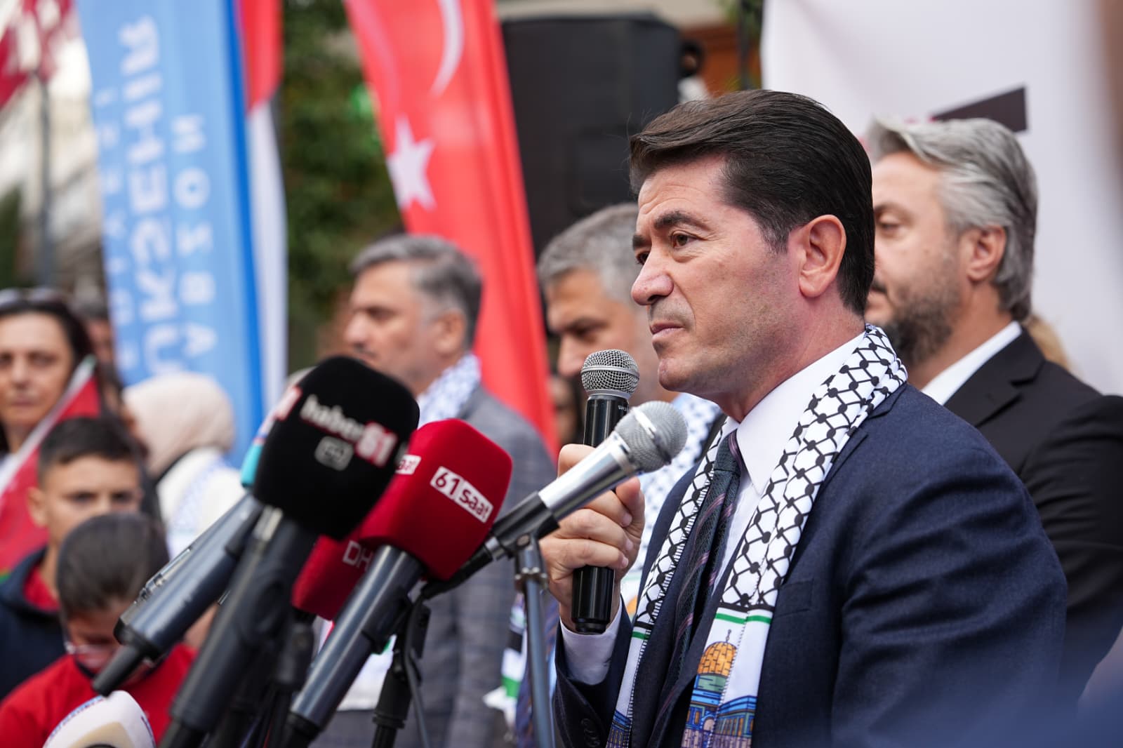 O anlamda bugün burada güç birliği yaparak, imkânlarımızı birleştirerek çok önemli bir işe imza atmış olduk. Toplanan yardımlar TIR’larla birlikte Gazze’deki kardeşlerimize ulaştırılmak üzere yola çıkacak. Bu anlamlı ve insani etkinliğin gerçekleşmesine emek veren herkese çok teşekkür ediyorum.”