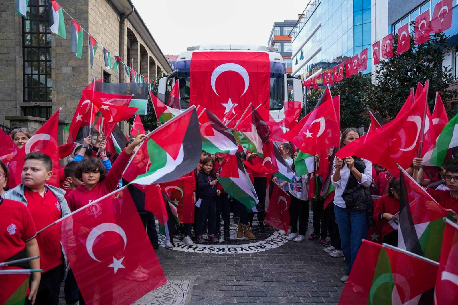 Bu yüzyılda çocuklar açlıktan öldü! Bunlara tanık olmanın vicdan azabı içerisindeyiz. İnsan merhametiyle, vicdanıyla insandır. İnsan cebine koyduğuyla değil, paylaştığıyla insandır. Bu anlamda her birimiz imkanlarımızı seferber ederek orada açlık sefalet çeken insanlarımıza destek olmak zorundayız” dedi.