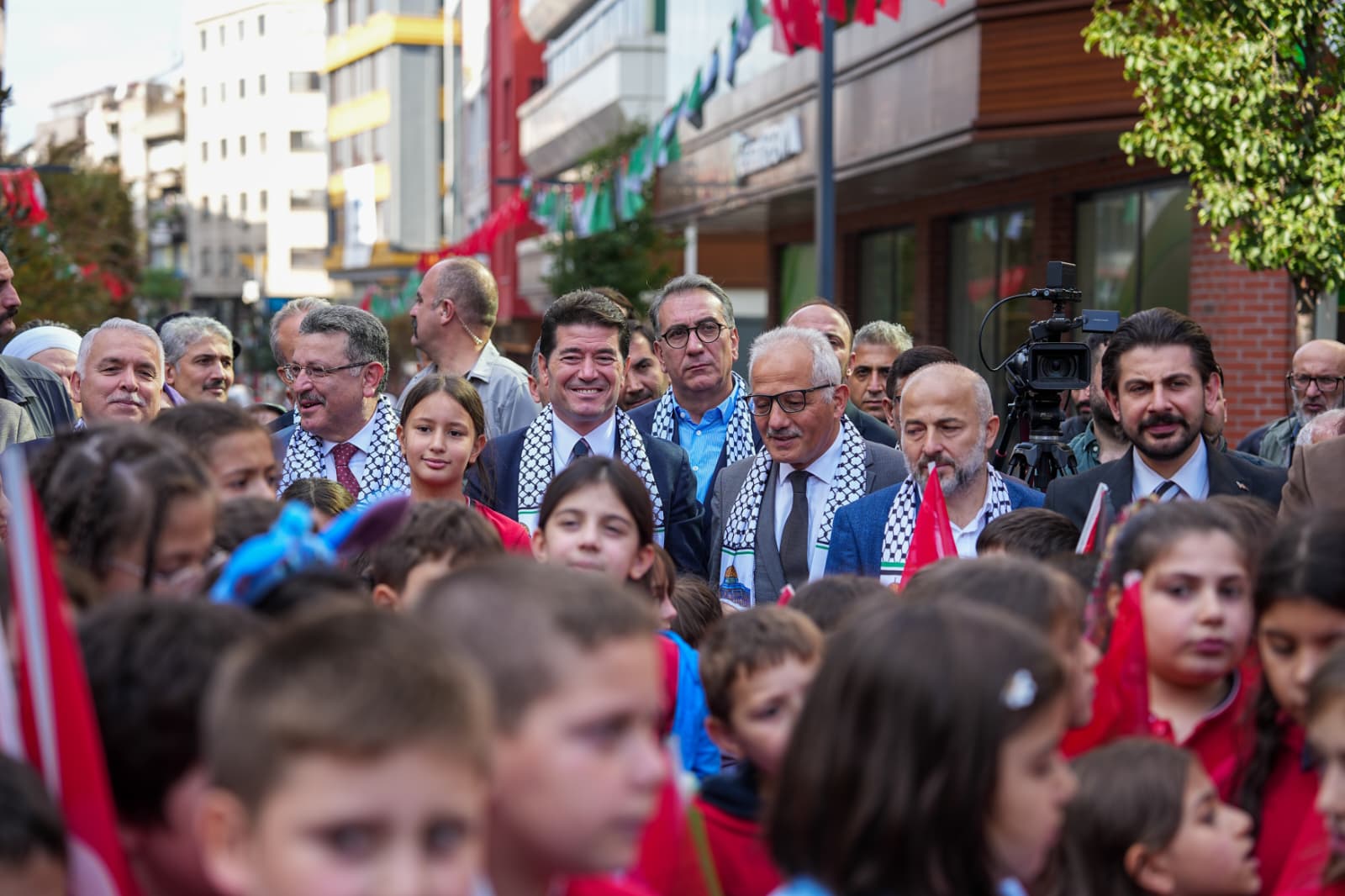 Filistin’de, dünyanın gözü önünde çok büyük bir insanlık dramı yaşandığını, çocukların açlıktan öldüğünü belirten Başkan Kaya, “Bu yüzyılda gözümüzün önünde çok büyük insanlık dramı yaşandı. Her akşam üzülerek, ağlayarak, kahrolarak bu insanlık dramını medyadan izledik.