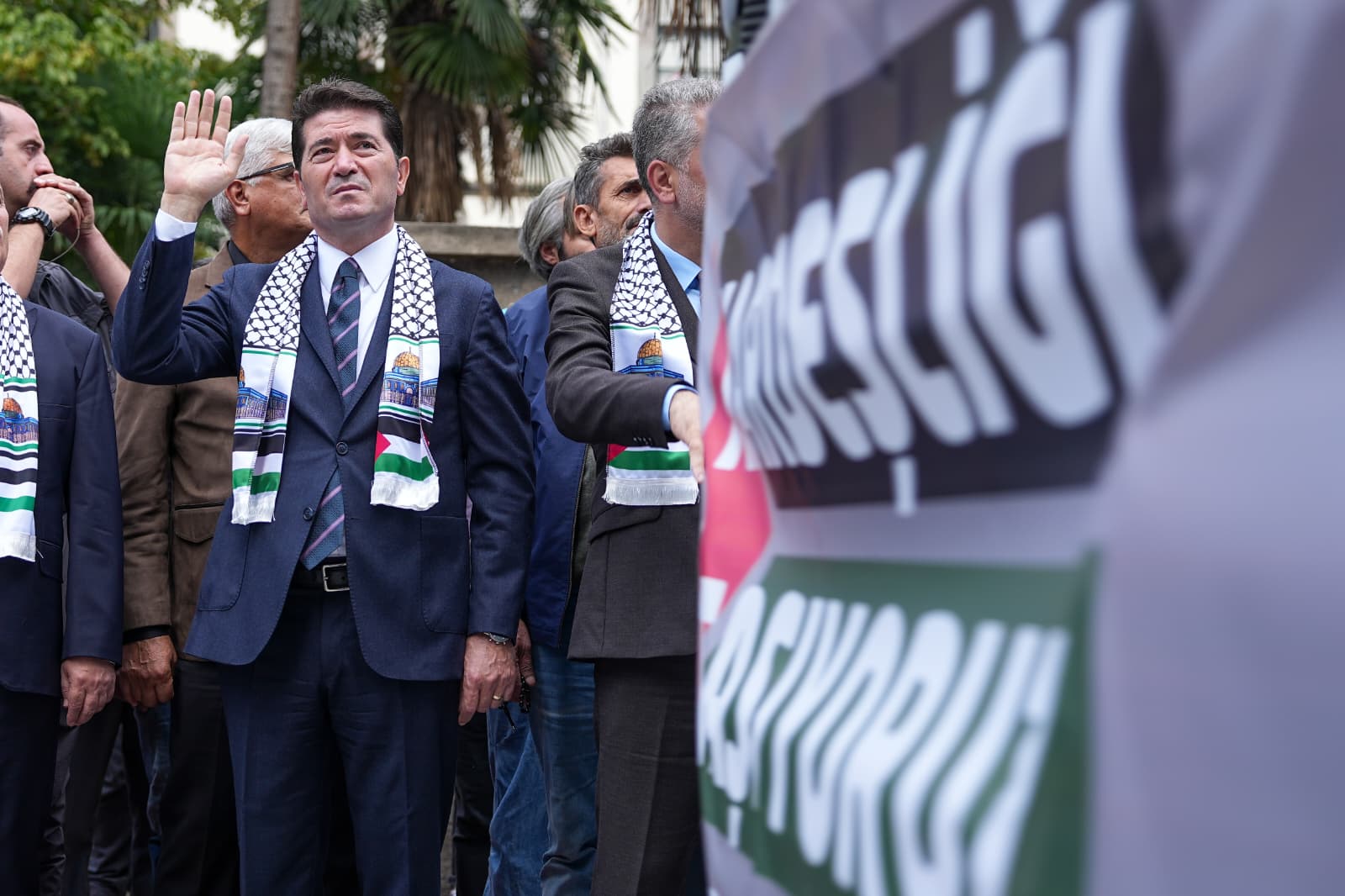 Ortahisar Belediye Başkanı Ahmet Kaya, Filistin’de yaşanan acılara sessiz kalmadı. Trabzon’da, Gazze’ye gönderilmek üzere toplanan insani yardım malzemelerinin uğurlandığı programda konuşan Başkan Kaya, “Her akşam üzülerek, ağlayarak, kahrolarak bu insanlık dramını izledik. Bunlara tanık olmanın vicdan azabı içindeyiz” dedi.