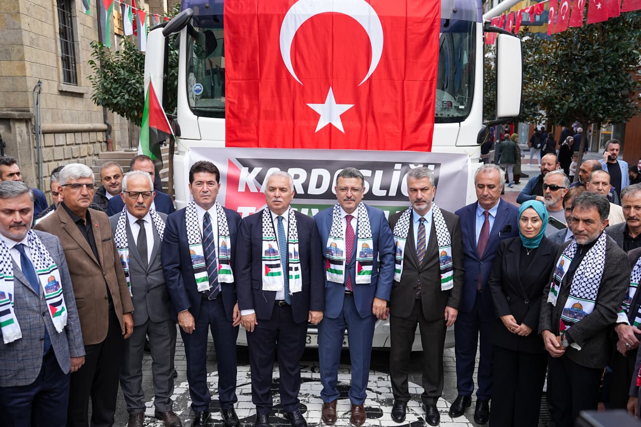 Programda daha sonra Hayrat Yardım Vakfı, Trabzon İl Milli Eğitim Müdürlüğü ve Trabzon Büyükşehir Belediyesi’nin organizasyonuyla düzenlenen kampanyada toplanan yardım malzemeleri, dualar eşliğinde TIR’larla Gazze’ye uğurlandı. Dumlupınar İlkokulu’ndan 100 öğrenci tarafından yazılan mektuplar da konvoyla birlikte Gazze’ye gönderildi.