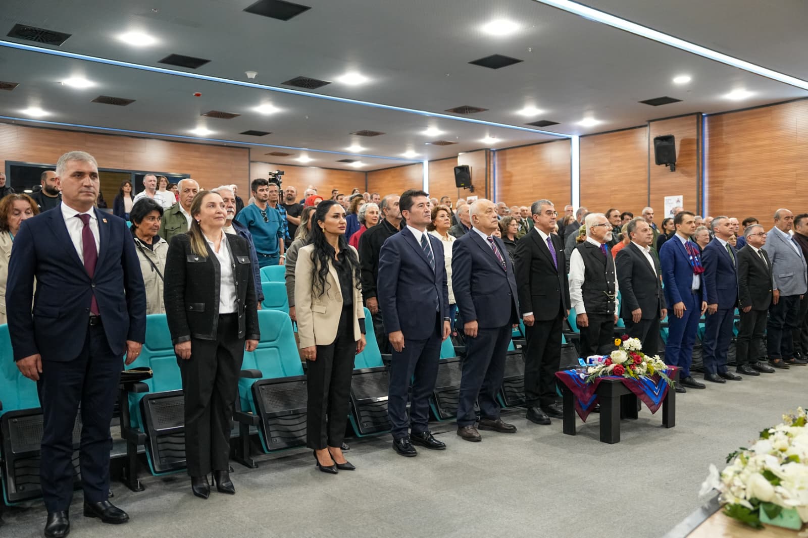 Ortahisar Belediyesi Orhan Karakullukçu Salonu'nda yapılan programa, Ortahisar Belediye Başkanı Ahmet Kaya ve eşi Tuba Kaya, CHP Genel Başkan Yardımcısı Gökhan Günaydın, CHP Trabzon İl Başkanı Mustafa Bak, Trabzon Büyükşehir Belediyesi Başkanvekili Ahmet Yüksel Gülay, Yomra Belediye Başkanı Mustafa Bıyık, Ortahisar Belediye Başkan Yardımcıları Cüneyt Zorlu, Celal Akaç, Özer İskender ve Ernul Arslan, CHP Ortahisar İlçe Başkanı Haluk Batmaz, Prof. Dr. Emre Kongar, Prof. Dr. Can Kakışım, Belediye Meclis Üyeleri, Ortahisar Gazeteciler Cemiyeti Başkanı Hakkı Emiroğlu, STK temsilcileri, belediye birim müdürleri, edebiyatçılar ve çok sayıda sanatsever katıldı. Belediye ana hizmet binası fuaye alanında kokteyl ve konuk yazarlarının kitaplarının stantlarda okurlarla buluşmasıyla başlayan açılış, Belediye Başkanı Ahmet Kaya'nın konuşmasıyla sürdü.