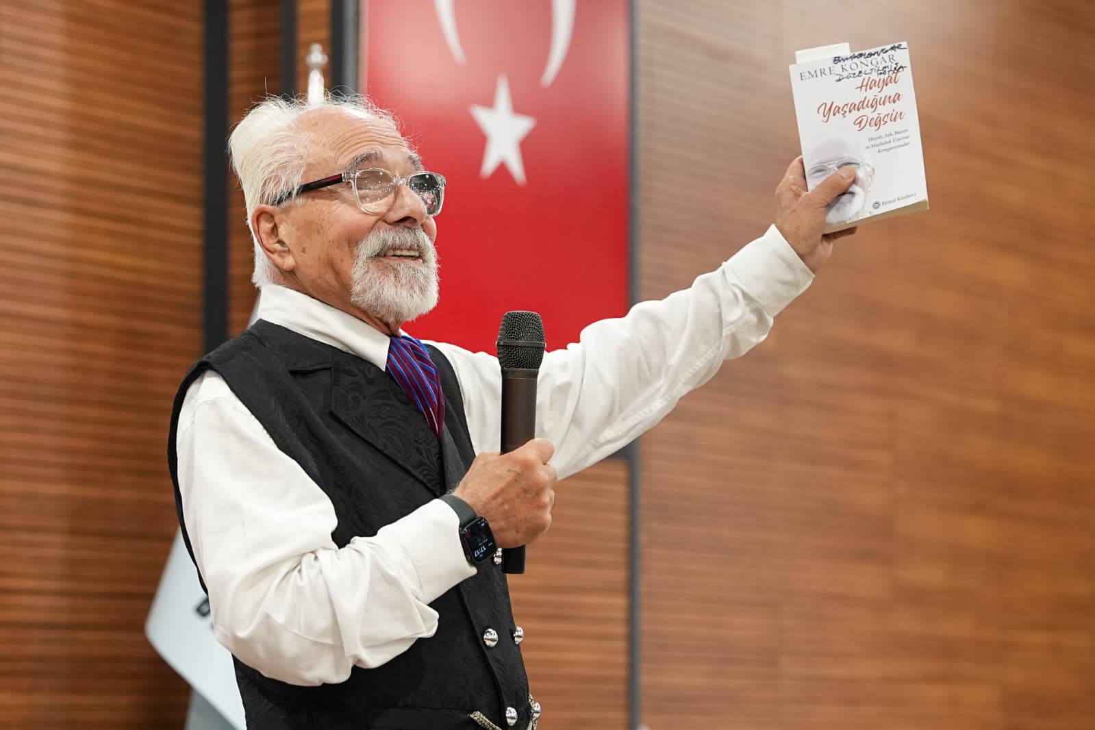 Trabzon’un birbirinden değerli yazar ve kültür insanları yetiştirdiğine vurgu yapan Başkan Kaya, “Ülkemizin kültür tarihinde önemli bir yere sahip olan, hatta Anadolu’nun kültür başkentlerinden biri olarak anılabilecek Trabzon’umuz bu başarısını farklı sanat disiplinlerinde bir araya getirebilme yeteneğine borçludur. Bu başarıda sanatçılarımızın yazarlarımızın ve kültür insanlarımızın payı inanılmaz ölçüde büyüktür. Belki bugüne kadar yeterince dile getirilmemiş olsa da, Trabzon, Sabahattin Ali, Peyami Safa, Tomris Uyar, Bedri Rahmi Eyüboğlu, Sebahattin Eyüboğlu gibi ülkemizin önde gelen aydınlarının memleketidir.