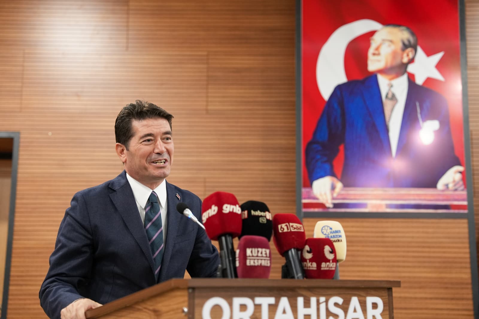 Ortahisar Belediyesi tarafından bu yıl ikincisi düzenlenen ‘Ortahisar Yazar Buluşmaları’, büyük bir coşkuyla başladı. Etkinliğin açılışında konuşan Belediye Başkanı Ahmet Kaya, “Trabzon’umuzun kültürel kimliğini yalnızca ülkemizde değil, tüm dünyada tanıtabilmek adına düzenlediğimiz etkinliklerimizden biri olan Ortahisar Yazar Buluşmaları’nın ikincisini düzenlemenin mutluluğunu yaşıyorum. Ortahisar’ımızı, Cumhuriyet değerlerine yakışır biçimde, kültürün ve sanatın merkezi haline getirmek için çalışmalarımızı kararlılıkla sürdürüyoruz” dedi.