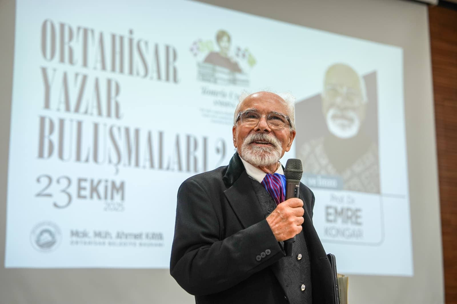 “Cumhuriyetimizin 102. yılını kutlarken Ortahisar’ı, Cumhuriyet değerlerine yakışır biçimde, kültürün ve sanatın merkezi haline getirmek için kararlılıkla çalışmalarımızı sürdürüyoruz” diyen Başkan Kaya, “Bunu yaparken de farklı sanat disiplinlerine hak ettiği değeri vermeye çalışıyoruz. Çünkü Trabzon’umuz her sanat dalında başarılı olmuş, çok sayıda değerli sanat, bilim, kültür insanını yetiştirmiş, kadim şehirlerimizden biridir. Dolu dolu bir program ile ülkemizin farklı bölgelerinden gelen birbirinden kıymetli yazarlarımız, dört gün sürecek Ortahisar Yazar Buluşmaları’nda sizlerle birlikte olacaklar. Tüm misafirlerimize şehrimiz adına, Ortahisarımız adına hoş geldiniz, şehrimize onur ve şeref verdiniz diyorum. Bu buluşmanın mutfağında emek veren tüm yazar ve sanatçılarımıza gönülden teşekkür ediyorum” ifadelerini kullandı.